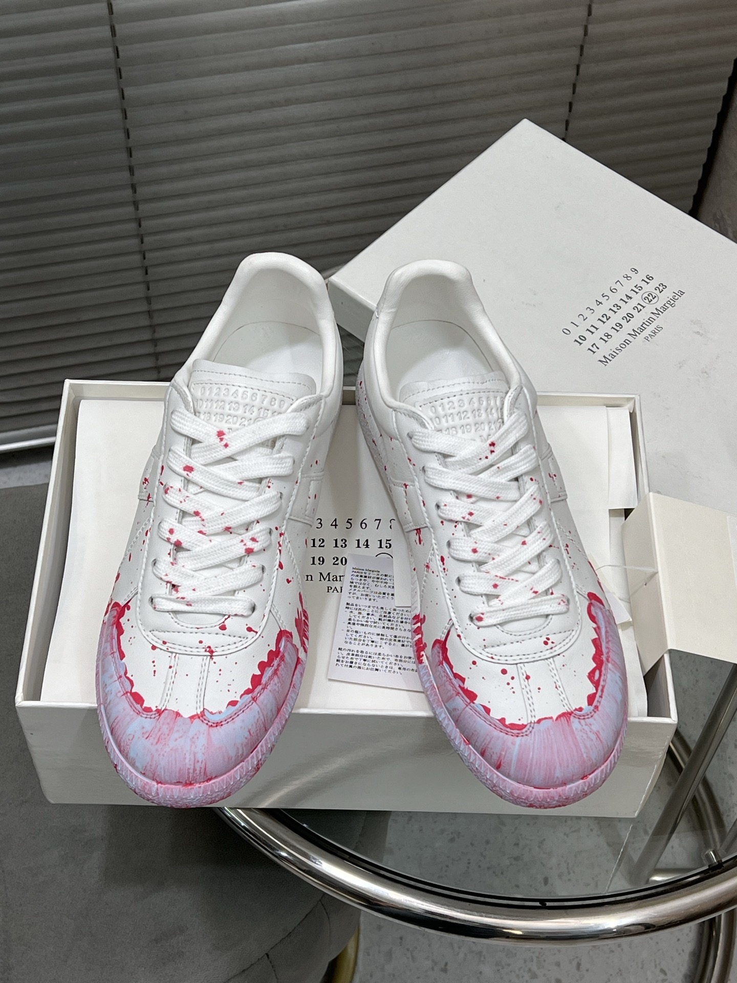 NO:543578,Fabric Leather Top Version MaisonMargiela MM6 MaisonMargiela Couple Model Hand-painted Inkjet Graffiti Canvas German Training Shoes Casual Sports Shoes Original Purchase and Development Making Production Genius Designer Brand, a light luxury brand This German training shoes continues the classic T-shaped genuine leather splicing design, and has been carefully improved by the design team many times, just to let you experience the most original military flavor. Original custom imported cowhide / original canvas surface Inside imported soft sheepskin Outsole original mold opening rubber material Size women's model 35-40 (four 40 is set) Men's model 39-45 (four 45 is set), casual shoes/sports shoes, masion margiela,masion margiela,sneakers,cowhide,sheepskin19860909布面 皮面 顶级版本 MaisonMargiela MM6 马吉拉 情侣款 手绘 喷墨 涂鸦 帆布 德训鞋 休闲 运动鞋 原版购入开发 做货 鬼才设计师品牌,一个轻奢品牌 这一款德国训练鞋延续了经典的T形真皮拼接设计,经过设计团队多次的精心改良,只为让您体验最原始的军旅味道 面料原版定制进口牛皮 /原版帆布面 内里进口柔软羊皮里 大底原版开模橡胶材质 Size女款35-40（女40定） 男款39-45（男45定）,休闲鞋/运动鞋,masion margiela,masion margiela,sneakers,cowhide,sheepskin,Women's Shoes