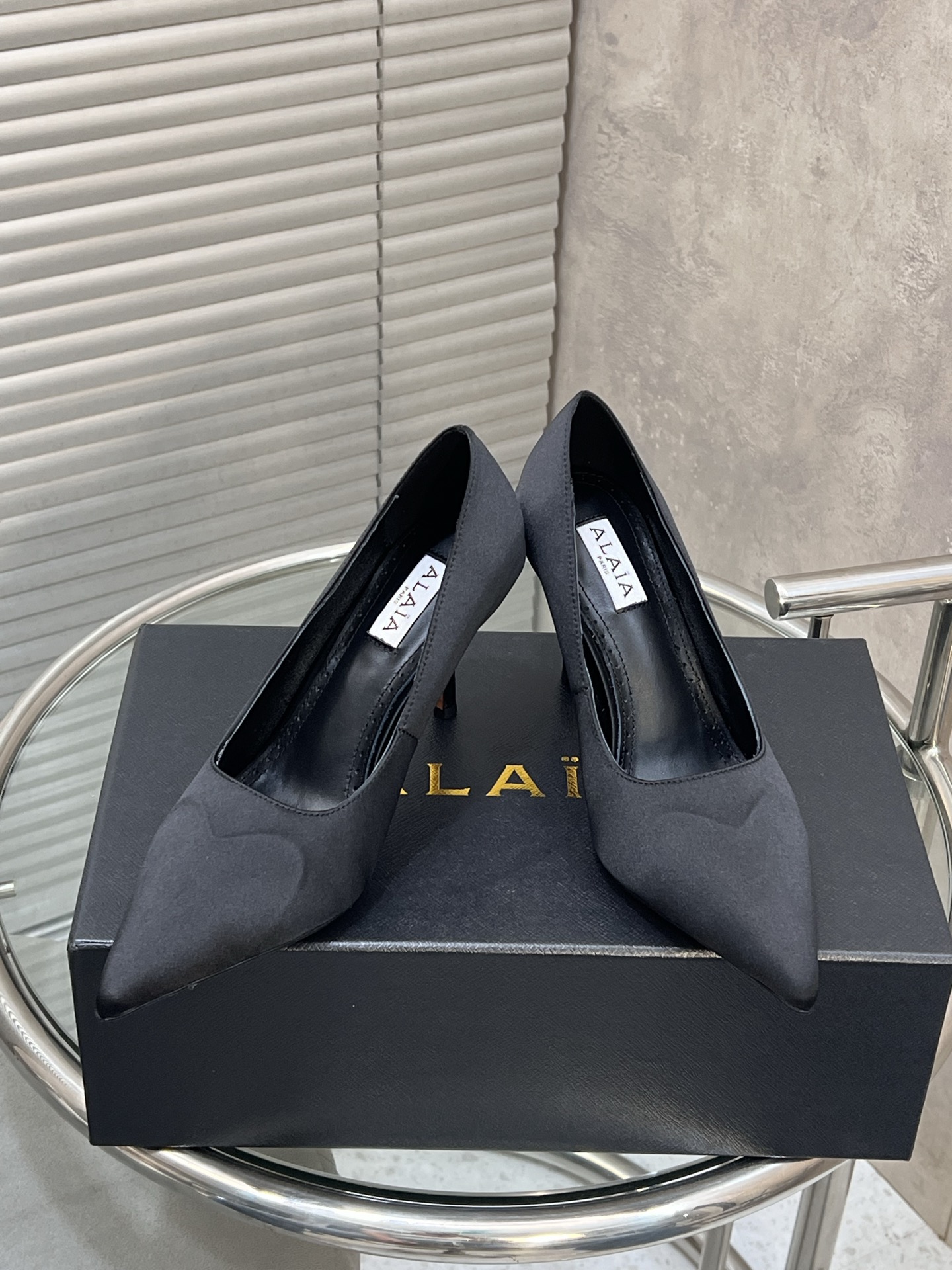 NO:543526,Top version Alaia Alaia New love pointed high heels nude single shoes exquisite and elegant, fashionable and neat, casual and high-end luxury when worn. Fabric cow patent leather/silk inner cowhide, outsole leather outsole heel height 10cm size 35-41 (customized by 40/41), high heels, alaia, high heels, cowhide, real silk, Leather soles19860909顶级版本 Alaia阿莱亚 新款款爱心尖头高跟鞋裸单鞋 精致优雅还具有时髦利落,穿上它休闲日常与高级奢华驾驭自如. 面料牛漆皮/真丝 内里牛皮 大底真皮大底 跟高10cm 码数35-41（40/41定做）,高跟鞋单鞋,alaia,high heels,cowhide,real silk,Leather soles,Women's Shoes