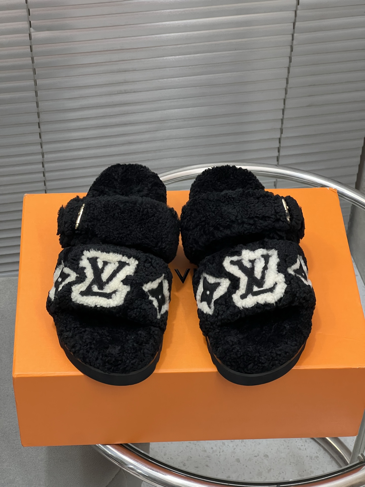 NO:543569,L.V autumn and winter new style fur integrated wool drag pure fur integrated lamb wool!  The upper fur is integrated lamb fur (three-dimensional letters) The original large sole open mold and the thickness of the foamed sole. The size is 35-41 (40.41 custom made without return or exchange), fur shoes and slippers, slippers19860909L.V 秋冬新款皮毛一体羊毛拖 纯皮毛一体羔羊毛打造！ 鞋面皮毛一体羊羔毛（立体感十足字母） 大底原版开模防滑加厚发泡大底 码数35-41（40.41定做不退换）,毛毛鞋拖鞋,slippers,Women's Shoes