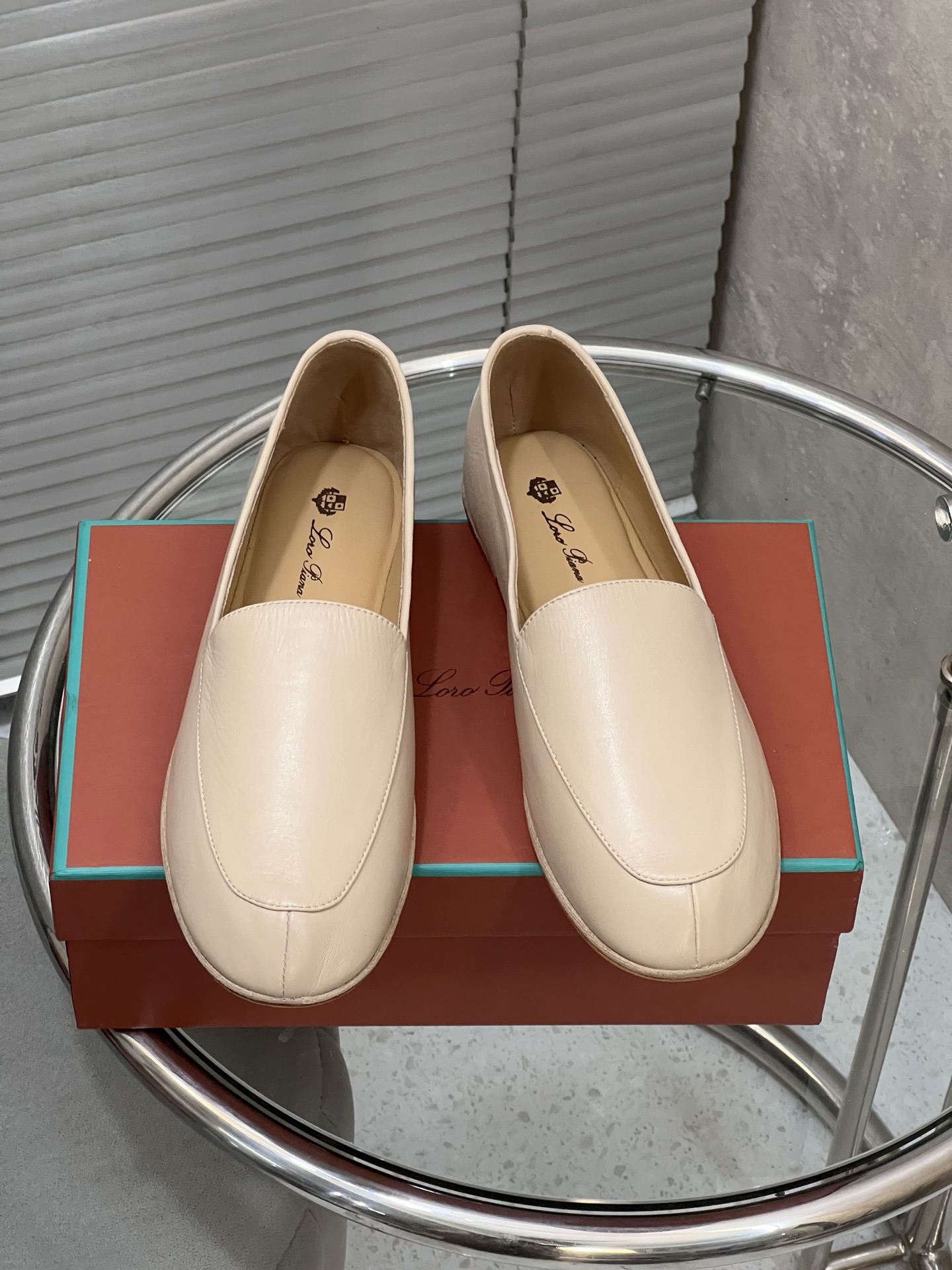 NO:543567,loro piana's new flat shoes, same style for men and women, couple style!  Fabric imported sheepskin leather lining imported sheepskin lining outsole genuine leather outsole Size 35-45 (men's and women's size), loafers, loro piana, loafers, sheepskin, Leather soles19860909loro piana新款平底单鞋 男女同款 情侣款！ 面料进口羊皮皮 内里进口羊皮里 大底真皮大底 码数35-45（男女码）,乐福鞋,loro piana,loafers,sheepskin,Leather soles,Women's Shoes