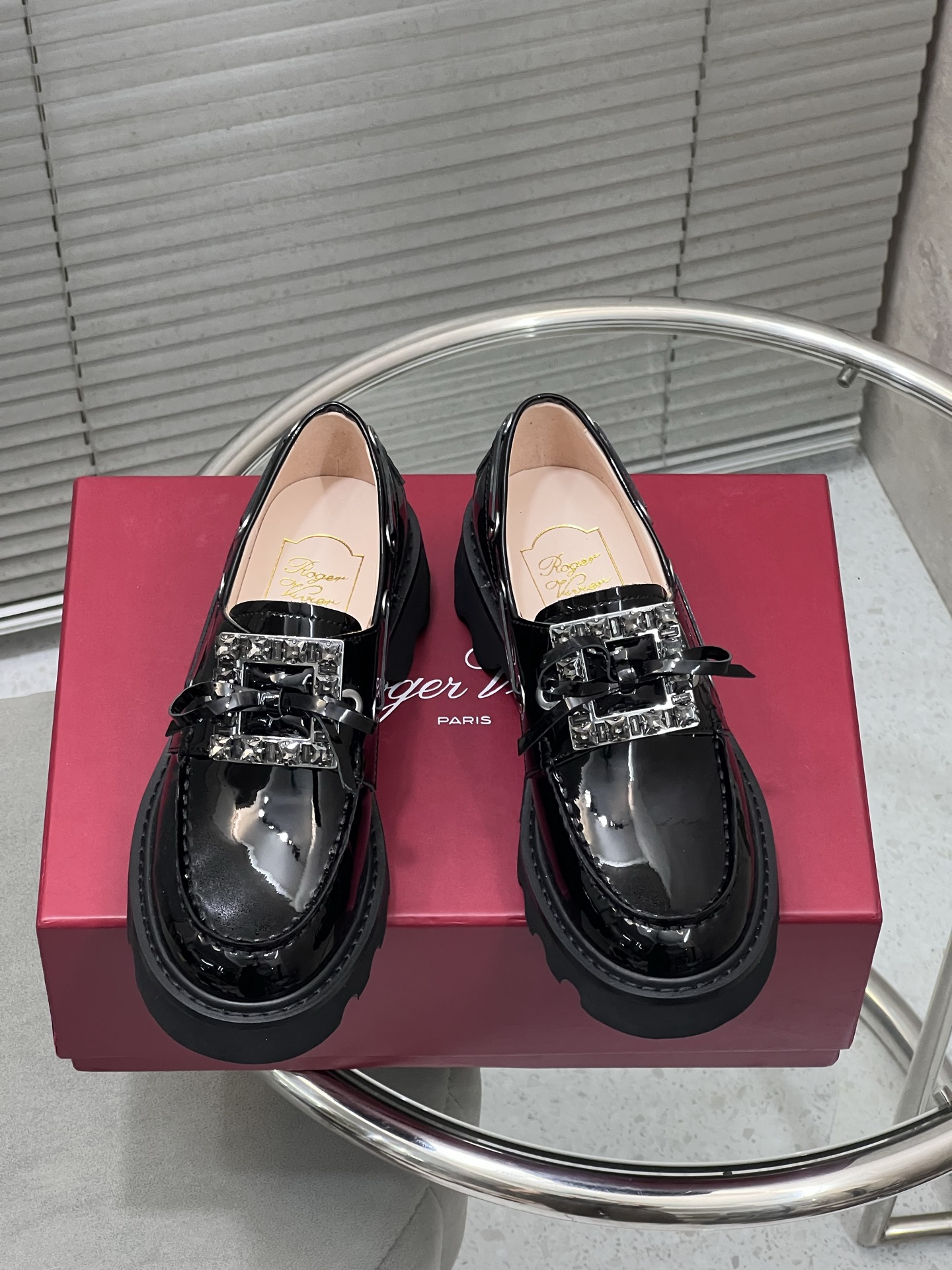NO:543579,Roger vivier new RV one-leg drill buckle/ square buckle loafers small leather shoes, upper cowhide, sheepskin inner lining, original outsole heel height 4.5cm size35-39 (40 fixed), boot loafers, roger vivier, loafers, boots, cowhide, sheepskin19860909Roger vivier新款RV一脚蹬钻扣/方扣乐福鞋小皮鞋单鞋 鞋面牛漆皮/牛皮, 绵羊皮内里, 原版大底 跟高4.5cm size35-39（40定）,靴子乐福鞋,roger vivier,loafers,boots,cowhide,sheepskin,Women's Shoes
