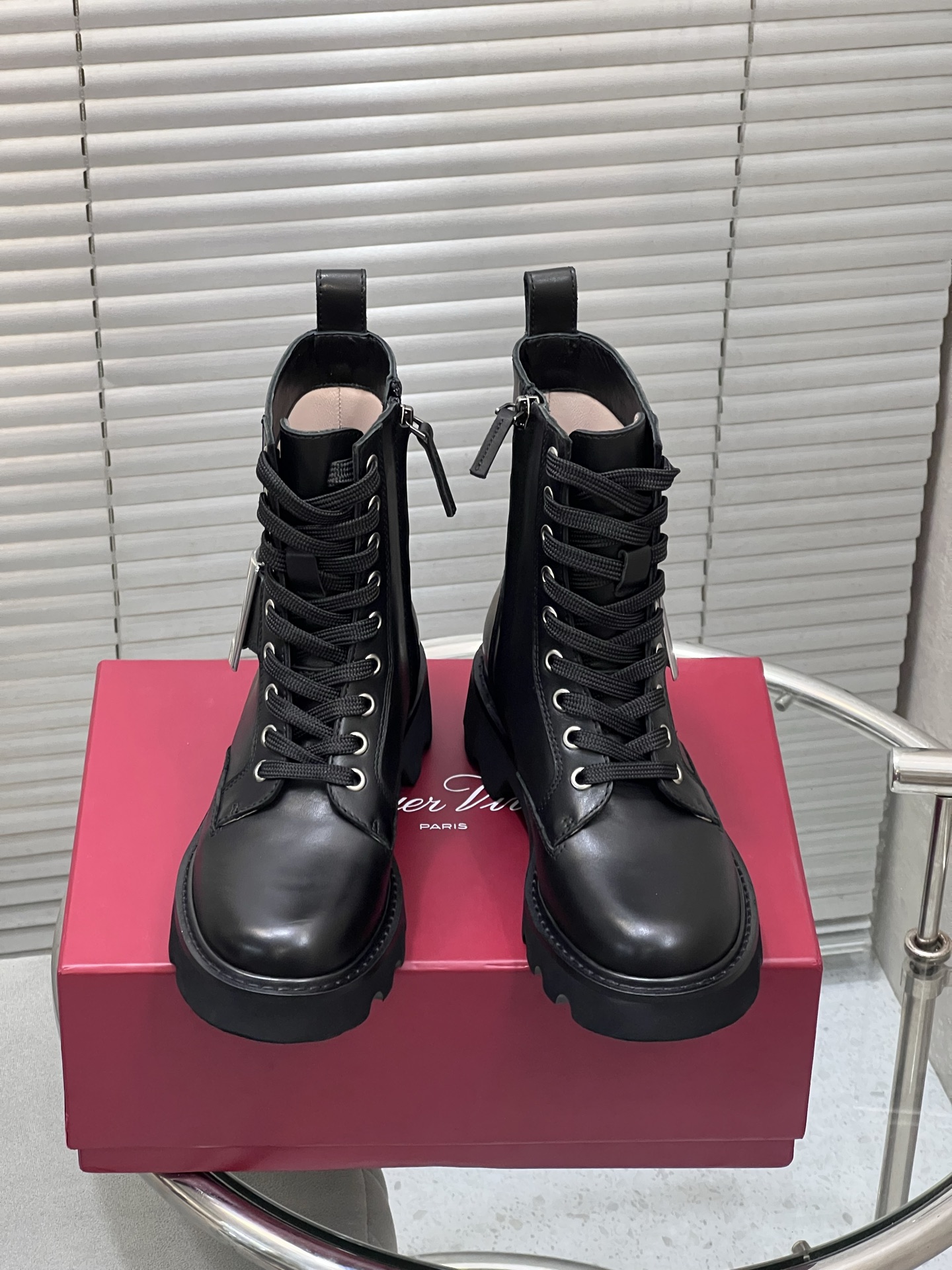 NO:543582,Top version!  Roger Vivier/RV new square buckle lace-up Martin boots boots. The highest version buyer purchases 1:1 perfect replica. The original molded rubber sole. The original shoe last is very generous. It is easy to control it with all kinds of styles. The boon of small short legs. The upper body instantly becomes big and long legs. The upper foot is not restricted by routine. Be yourself as you wish. The fried chicken on the upper foot is soft and comfortable!  Imported cowhide fabric, original leather inner lining, original sole, Size35-39 (40 fixed), boot loafers, roger vivier, loafers, boots, cowhide19860909顶级版本！ Roger Vivier/RV新款方扣系带马丁靴短靴 最高版本买手代购1:1完美复刻 原版开模橡胶底 原版套楦鞋型很大方 搭配各种风格都轻松驾驭 小短腿的福音 上身瞬间秒变大长腿 上脚不被常规所拘束,随心所欲做自己～上脚炒鸡柔软舒适！ 面料进口牛皮 内里原版真皮 大底原版底 Size35-39（40定),靴子乐福鞋,roger vivier,loafers,boots,cowhide,Women's Shoes