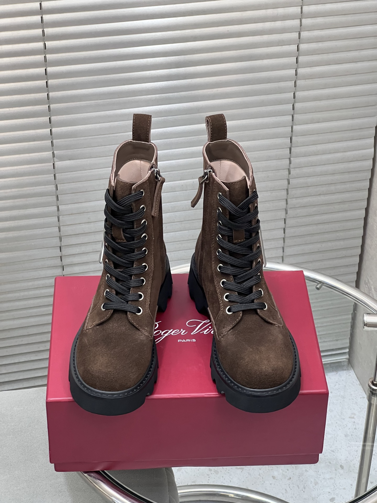 NO:543585,Top version!  Roger Vivier/RV new square buckle lace-up Martin boots boots. The highest version buyer purchases 1:1 perfect replica. The original molded rubber sole. The original shoe last is very generous. It is easy to control it with all kinds of styles. The boon of small short legs. The upper body instantly becomes big and long legs. The upper foot is not restricted by routine. Be yourself as you wish. The fried chicken on the upper foot is soft and comfortable!  Imported frosted cowhide leather inner imported sheepskin outsole original sole Size35-39 (40 fixed), boot loafers, roger vivier, loafers, boots, cowhide, sheepskin19860909顶级版本！ Roger Vivier/RV新款方扣系带马丁靴短靴 最高版本买手代购1:1完美复刻 原版开模橡胶底 原版套楦鞋型很大方 搭配各种风格都轻松驾驭 小短腿的福音 上身瞬间秒变大长腿 上脚不被常规所拘束,随心所欲做自己～上脚炒鸡柔软舒适！ 面料进口磨砂牛皮 内里进口羊皮 大底原版底 Size35-39（40定),靴子乐福鞋,roger vivier,loafers,boots,cowhide,sheepskin,Women's Shoes