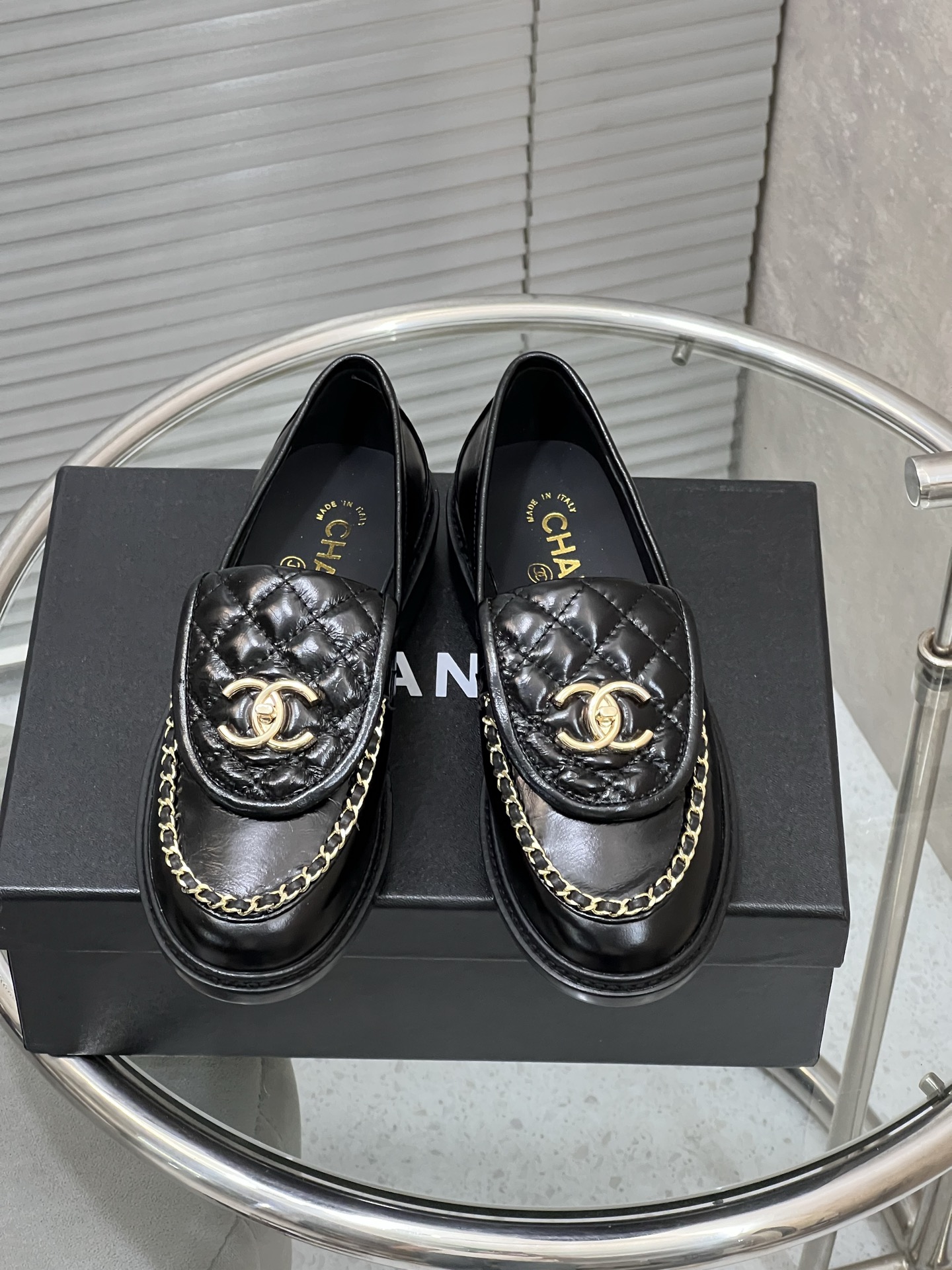 NO:543573,Chanel Xiaoxiang new chain shell shoes single shoes loafers top single shoes series!  Upper Imported cowhide original mold opening hardware large buckle electric embroidery inner foot pad imported lambskin, soft and comfortable original mold opening, Italian genuine leather sole Standard code 35-41 (40/41 custom made without return or exchange), loafers, chanel, loafers, cowhide, sheepskin, Leather soles19860909chanel 小香新款链条贝壳鞋单鞋乐福鞋 顶级单鞋系列！ 鞋面 进口牛皮原版开模五金大扣电绣 内里垫脚进口小羊皮,柔软舒适性高 原模开版,意大利真皮大底 标准码 35-41（40/41定做不退换）,乐福鞋,chanel,loafers,cowhide,sheepskin,Leather soles,Women's Shoes