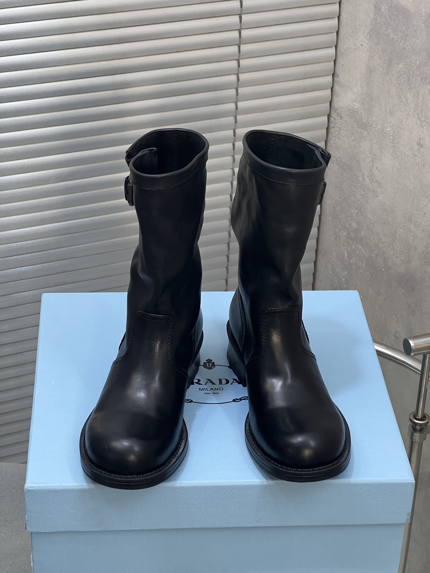 NO:543515,Rubber bottom genuine leather bottom top version!  Prada｜Prada 25 Autumn and Winter New Products Wrinkled Boots Motorcycle Boots Short Boots The upper is made of soft calfskin, with natural wrinkles!  Cowhide inner lining, footbed cowhide Italian leather injection molding combination sole / rubber sole size35-40 (customized by 40/41), boots, prada, prada, boots, cowhide19860909橡胶底 真皮底 顶级版本！ Prada｜普拉达25秋冬新品 皱皱靴 机车靴短靴 鞋面采用植柔小牛皮,自然褶皱！ 牛皮内里,垫脚牛皮 意大利真皮注塑组合大底 / 橡胶底 size35-40（40/41定做）,靴子,prada,prada,boots,cowhide,Women's Shoes