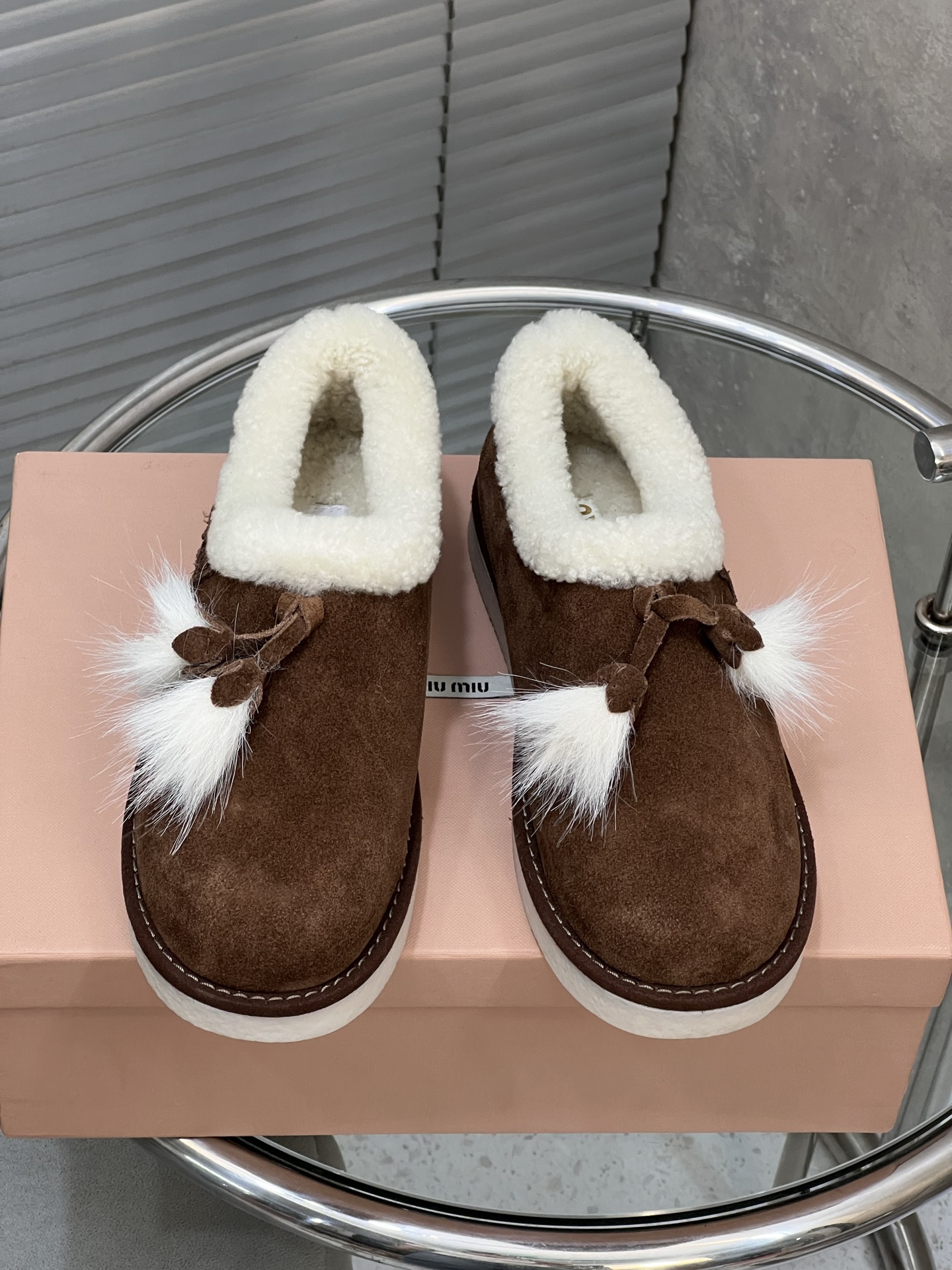 NO:543565,MIU MIU Miu Miu new small potato snow boots wool warm boots!  The upper is made of high-grade cow suede, which is delicate and soft. The inner sheepskin fur is integrated into the small curly design. The outsole is anti-slip rubber outsole. Size 35-39 40 customized, snow boots, miumiu, boots, sheepskin19860909MIU MIU缪缪 新款小土豆雪地靴羊毛保暖靴！ 鞋面采用高档牛翻毛,细腻柔软 内里羊皮毛一体的小卷毛设计, 大底防滑橡胶大底 尺码35-39 40定做,雪地靴,miumiu,boots,sheepskin,Women's Shoes