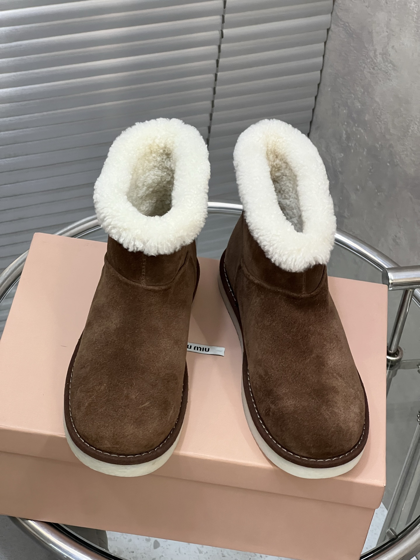 NO:543570,MIU MIU New small potato snow boots wool warm boots!  The upper adopts high-end cow fur, delicate and soft, small curly design with sheepskin fur, outsole, non-slip rubber sole, size 35-39 40 custom made, snow boots, miumiu, boots, sheepskin19860909MIU MIU缪缪 新款小土豆雪地靴羊毛保暖靴！ 鞋面采用高档牛翻毛,细腻柔软 内里羊皮毛一体的小卷毛设计, 大底防滑橡胶大底 尺码35-39 40定做,雪地靴,miumiu,boots,sheepskin,Women's Shoes