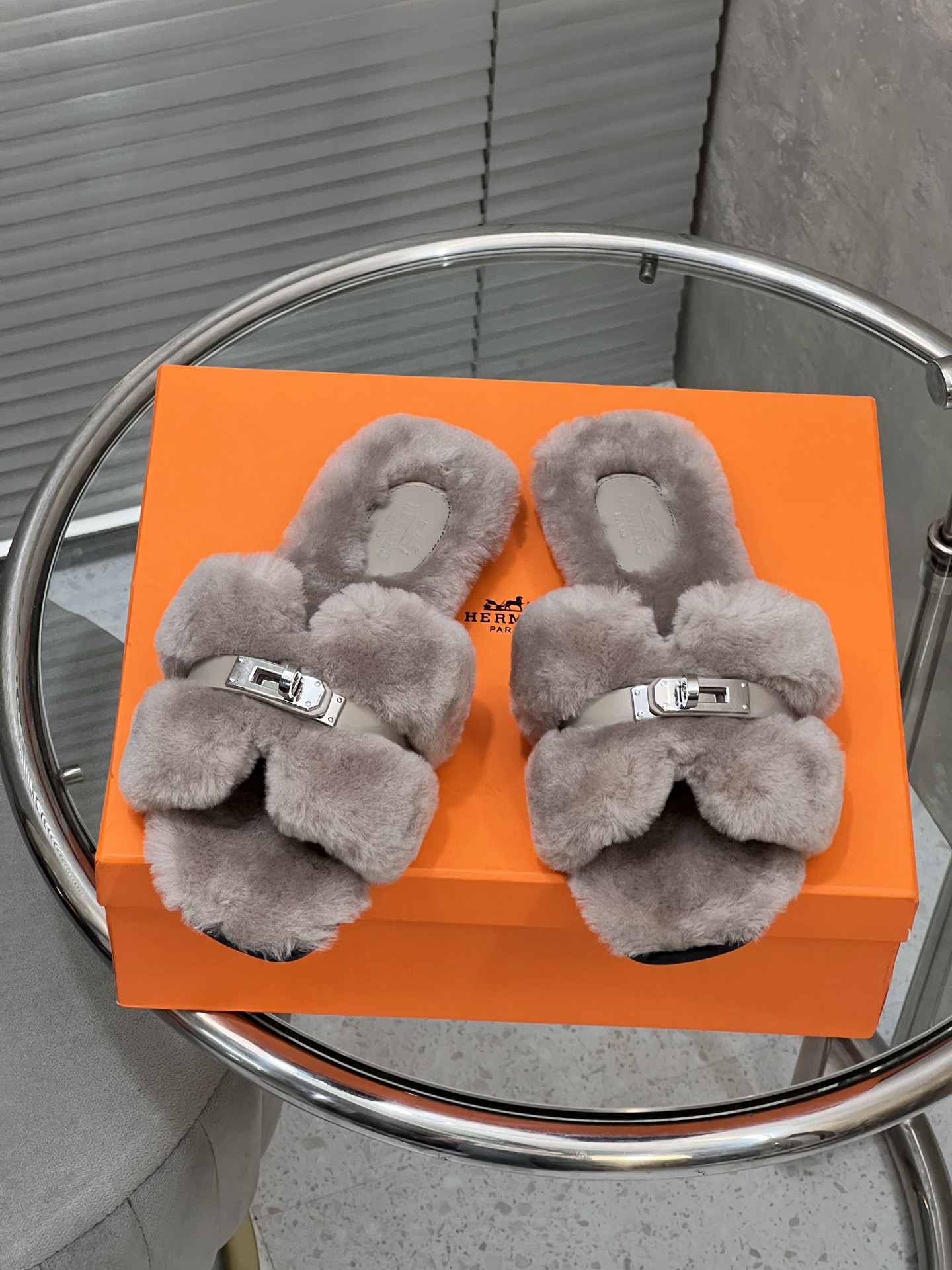 NO:543517,Hremes Hermès 25ss autumn new winter style wool H slippers, the most fashionable new wool H slippers, autumn and winter style flat wool slippers, super versatile warm soles, the favorite of heroines, fabric wool, tiptoe wool, genuine leather outsole, size 35-42 (49/41/42 customized), fur shoes and slippers, hermes, slippers, Leather soles19860909Hremes 爱马仕 25ss秋新冬款 羊毛H拖   时尚潮流最款新羊毛H拖秋冬款平底毛 拖上脚超百搭暖底 女主们的最爱 面料羊毛 踮脚羊毛 真皮大底 码数35-42（49/41 /42 定制）,毛毛鞋拖鞋,hermes,slippers,Leather soles,Women's Shoes