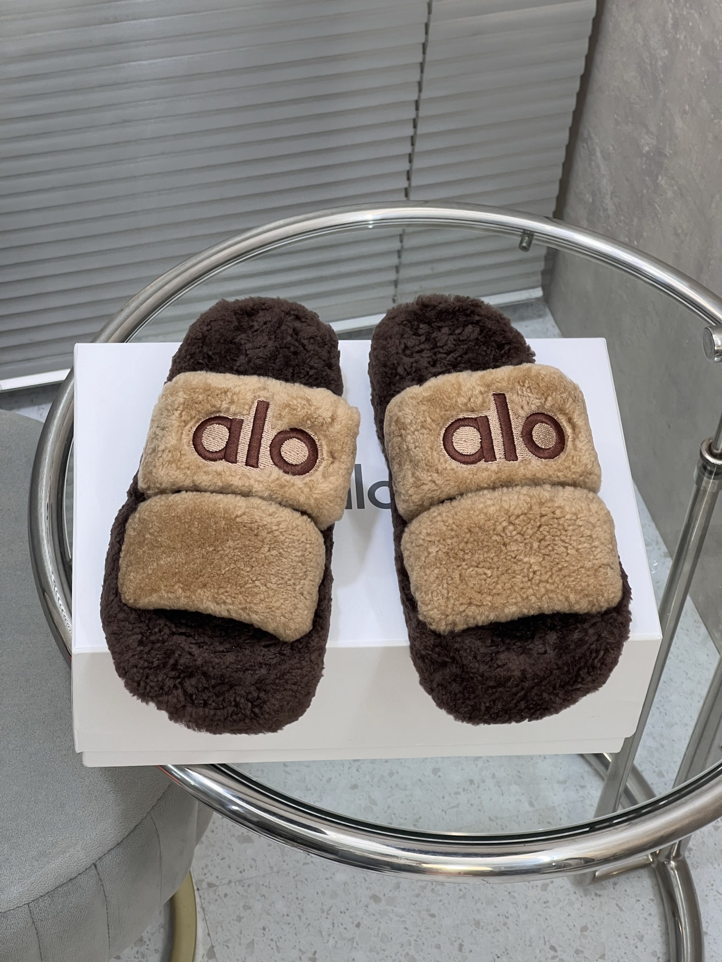 NO:543564,alo25WF new wool products in winter and autumn, step into the softness of the clouds!  Warm your feet and warm your daily life. Stay at home. It is suitable for walking and is so comfortable that you don’t want to take off this pair of dragged wool wrapped in delicate wool. Every step is like stepping on soft cotton. The atmosphere of autumn and winter is directly full of siez35-39 (customized on 40/41), fur shoes and slippers19860909alo25WF冬秋新毛羊毛品拖, 踩进云朵里的软柔！ 暖脚更日暖常 宅家 遛弯都配适,舒服到不想脱 这双拖毛裹着细腻羊毛 每一都步像踩在软乎乎的棉花上 秋冬围氛感接直拉满 siez35-39（40/41定制）,毛毛鞋拖鞋,slippers,Women's Shoes