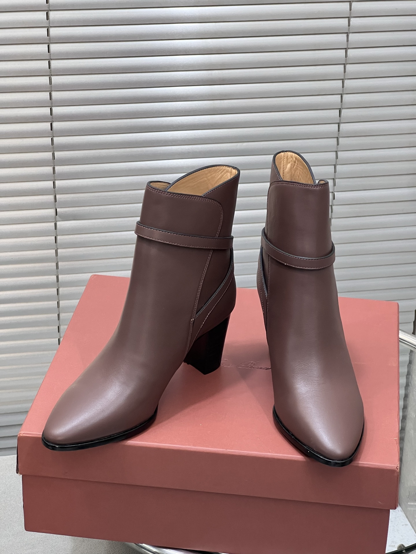 NO:543547,Loro Piana LP 55s autumn and winter new style Felicity ankle boots pointed toe buckle high heel boots upper cowhide inner footbed cowhide sole Italian leather outsole heel height 7cm size 35-39 (40/41 custom made without return or exchange), boots, loro piga, loro piga, boots, cowhide, Leather soles19860909Loro Piana 诺悠翩雅 LP 55s秋冬新款 Felicity 踝靴尖头搭扣高跟短靴 鞋面牛皮 内里垫脚牛皮 鞋底意大利真皮大底 跟高7cm 码数35-39（40/41定做不退换）,靴子,loro piana,loro piana,boots,cowhide,Leather soles,Women's Shoes