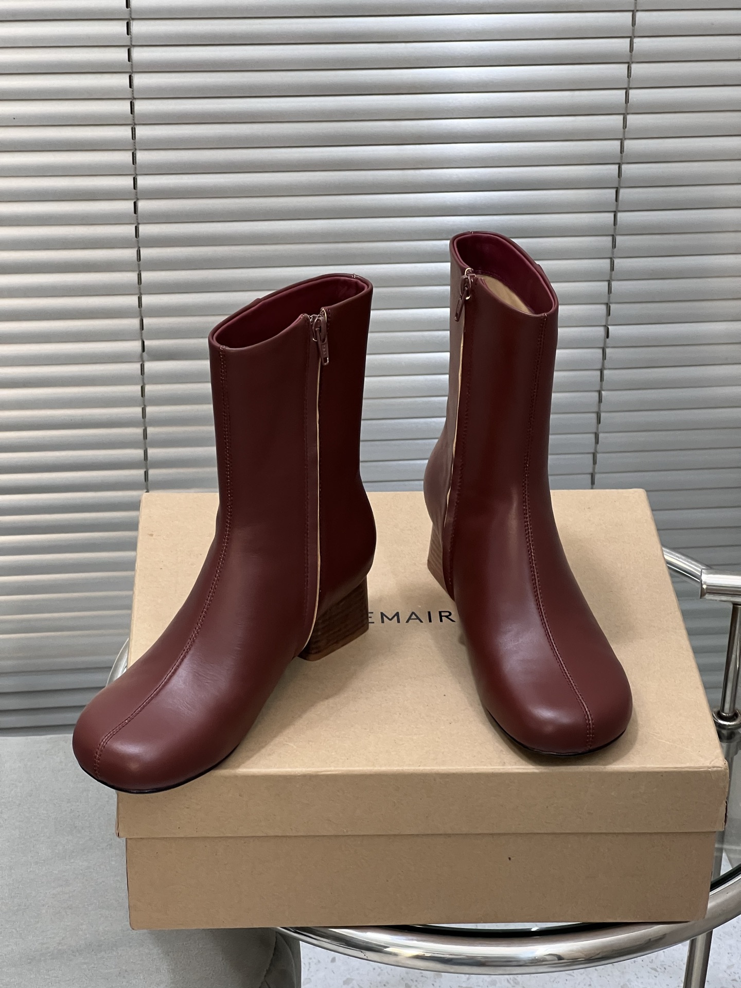 NO:543549,LEMAIRE Autumn and Winter New Style Thick Heel Round toe Simple High-end Short Boots Side Zipper High Heel Ankle Boots Boots Upper Top Cowhide Inner Foot Foot Foot Foot Foot Foot Foot Foot Foot Foot Foot Foot Heel Heel Heel Heel 5cm Size 35-39 (40.41. Customized No Returns and Exchanges), Boots, Boots, Cowhide, Sheepskin, Leather Soles19860909LEMAIRE 秋冬新款 粗跟圆头简约高级短靴侧拉链高跟踝靴靴子 鞋面头层牛皮 内里垫脚水染羊皮 鞋底意大利真皮大底 跟高5cm 码数35-39（40.41.定做不退换）,靴子,boots,cowhide,sheepskin,Leather soles,Women's Shoes