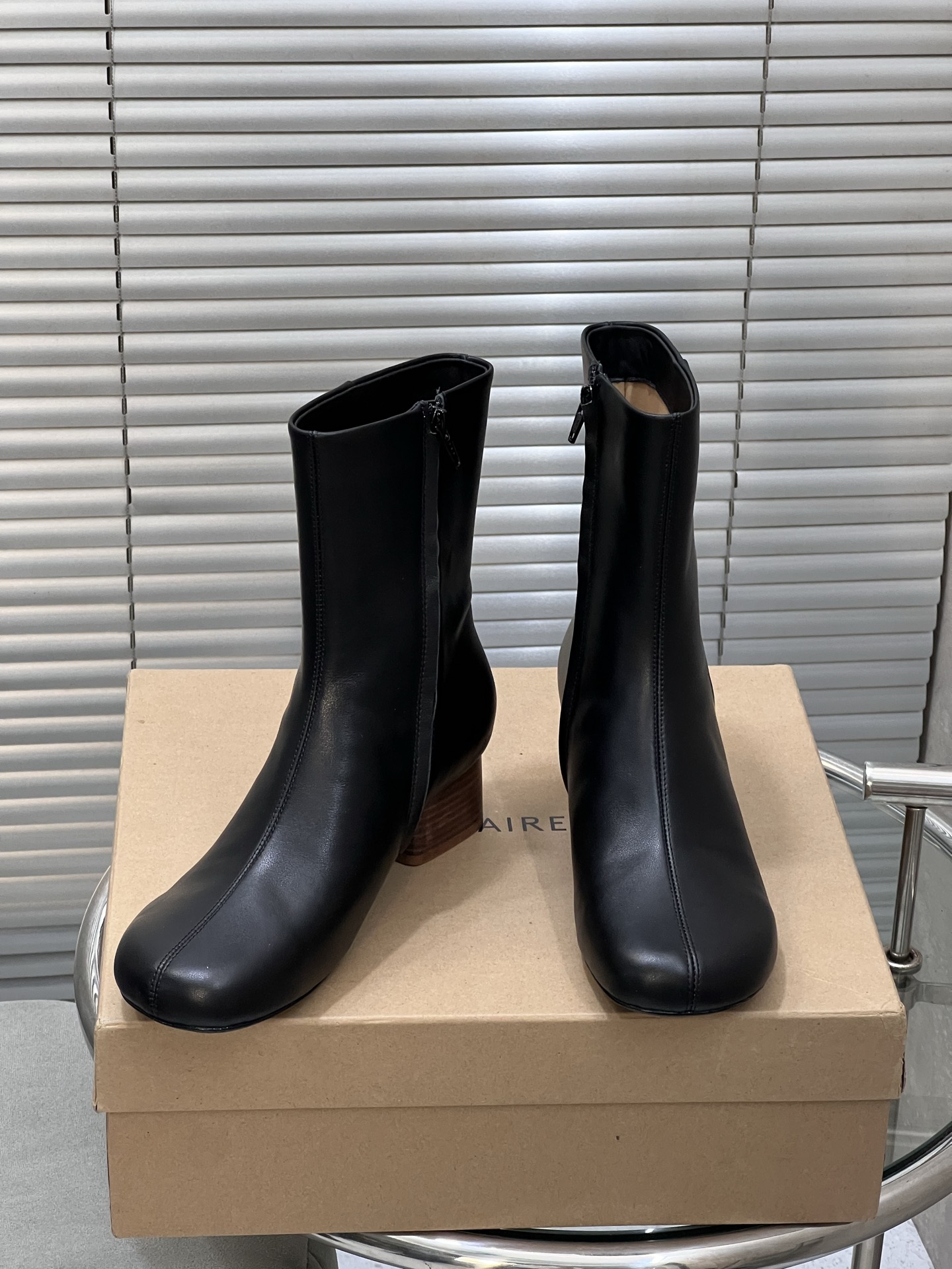 NO:543551,LEMAIRE Autumn and Winter New Style Thick Heel Round toe Simple High-end Short Boots Side Zipper High Heel Ankle Boots Boots Upper Top Cowhide Inner Foot Foot Foot Foot Foot Sole Italian Leather Outsole Heel Heel Heel 5cm Size 35-39 (40.41 Customized No Returns and Exchanges), Boots, Boots, Cowhide, Sheepskin, Leather Soles19860909LEMAIRE 秋冬新款 粗跟圆头简约高级短靴侧拉链高跟踝靴靴子 鞋面头层牛皮 内里垫脚水染羊皮 鞋底意大利真皮大底 跟高5cm 码数35-39（40.41定做不退换）,靴子,boots,cowhide,sheepskin,Leather soles,Women's Shoes