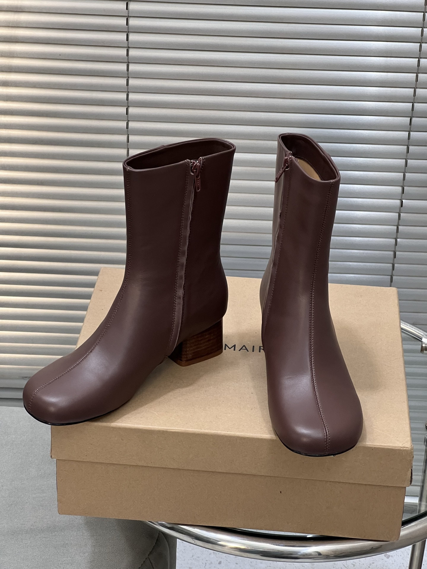 NO:543553,LEMAIRE Autumn and Winter New Style Thick Heel Round toe Simple High-end Short Boots Side Zipper High Heel Ankle Boots Boots Upper Top Cowhide Inner Foot Foot Foot Foot Foot Foot Foot Foot Foot Foot Foot Foot Heel Heel Heel Heel 5cm Size 35-39 (40.41. Customized No Returns and Exchanges), Boots, Boots, Cowhide, Sheepskin, Leather Soles19860909LEMAIRE 秋冬新款 粗跟圆头简约高级短靴侧拉链高跟踝靴靴子 鞋面头层牛皮 内里垫脚水染羊皮 鞋底意大利真皮大底 跟高5cm 码数35-39（40.41.定做不退换）,靴子,boots,cowhide,sheepskin,Leather soles,Women's Shoes