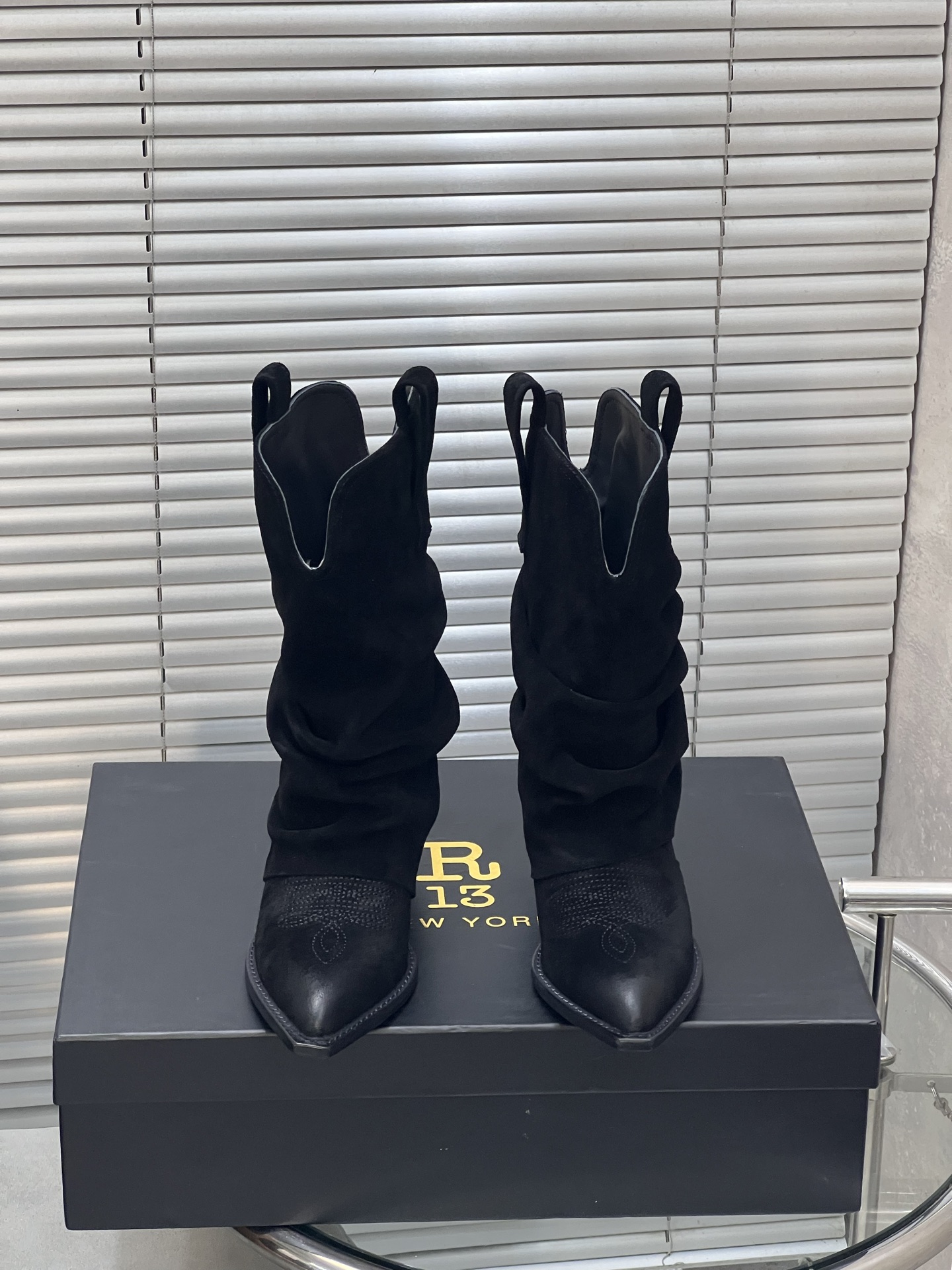 NO:543558,R13 New R13 This western boots have a super eye-catching retro suede pleated design. The pointed toe shape is cool and full. The foot instantly turns into a street fashion. Easy to grasp the American retro tone~ The upper imported suede, the inner imported cowhide, the heel height is 7cm Size 35-39 (40.41. Customized), boots, boots, cowhide, chamois leather19860909R13 新品R13 这款西部靴 复古麂皮褶皱设计超吸睛 尖头造型拽酷拉满 上脚瞬间化身街头时髦精 轻松拿捏美式复古腔调～ 鞋面进口麂皮 内里进口牛皮 大底进口大底 跟高 7cm Size 35-39（40.41.定制）,靴子,boots,cowhide,chamois leather,Women's Shoes