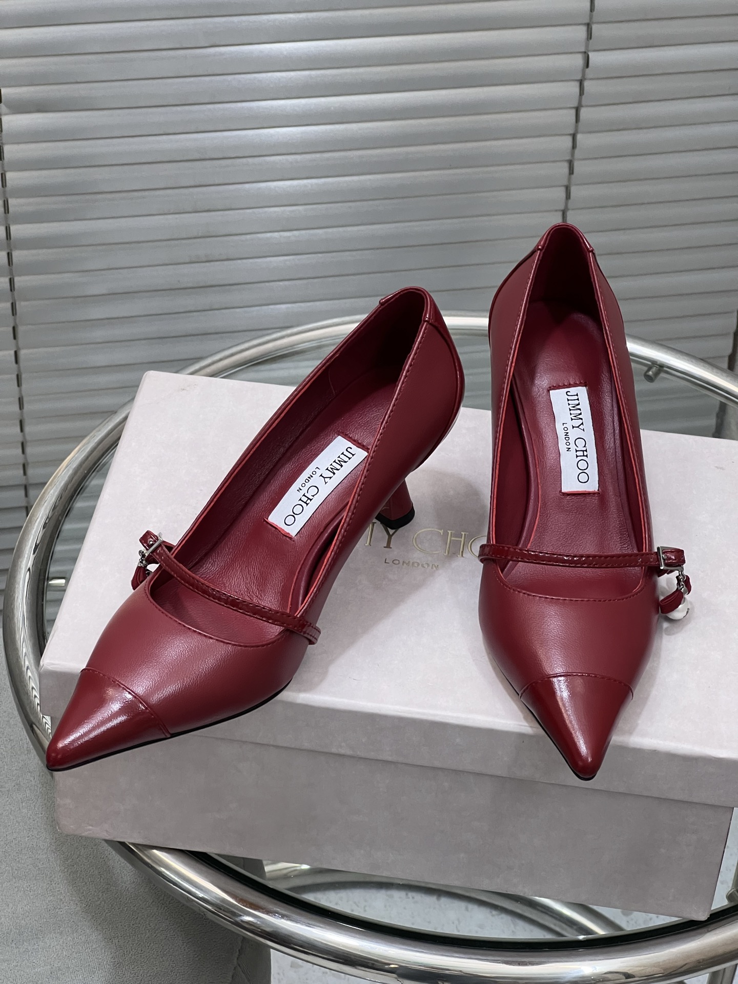 NO:543535,JIMMY CHOO Jimmy Week JC 25/ Scarlet New pointed toe high heels original cover, perfect lines, simple and atmospheric, thick heels, comfortable and versatile, and can lengthen legs to make you look taller, slim and longer. JC is best at girls, adding tempting sexy. Fabric imported top layer cowhide, crystal sheepskin, sole Italian leather outsole Heel height 5cm Size35-41 (40.41. Custom made no return or exchange), high heels single shoes, jimmy choo, jimmy choo, high heels, cowhide, sheepskin, Leather soles19860909JIMMY CHOO吉米周 JC 25/ Scarlet 新款 尖头 高跟单鞋 原版套楦,完美的线条,简约大气上脚显气质粗跟舒适百搭,还能拉长双腿显高显瘦显腿长,JC最擅长的女生甜美,更是添加了诱惑的性感 面料进口头层牛皮 内里进口水晶羊皮 鞋底意大利真皮大底 跟高5cm Size35-41（40.41.定做不退换）,高跟鞋单鞋,jimmy choo,jimmy choo,high heels,cowhide,sheepskin,Leather soles,Women's Shoes