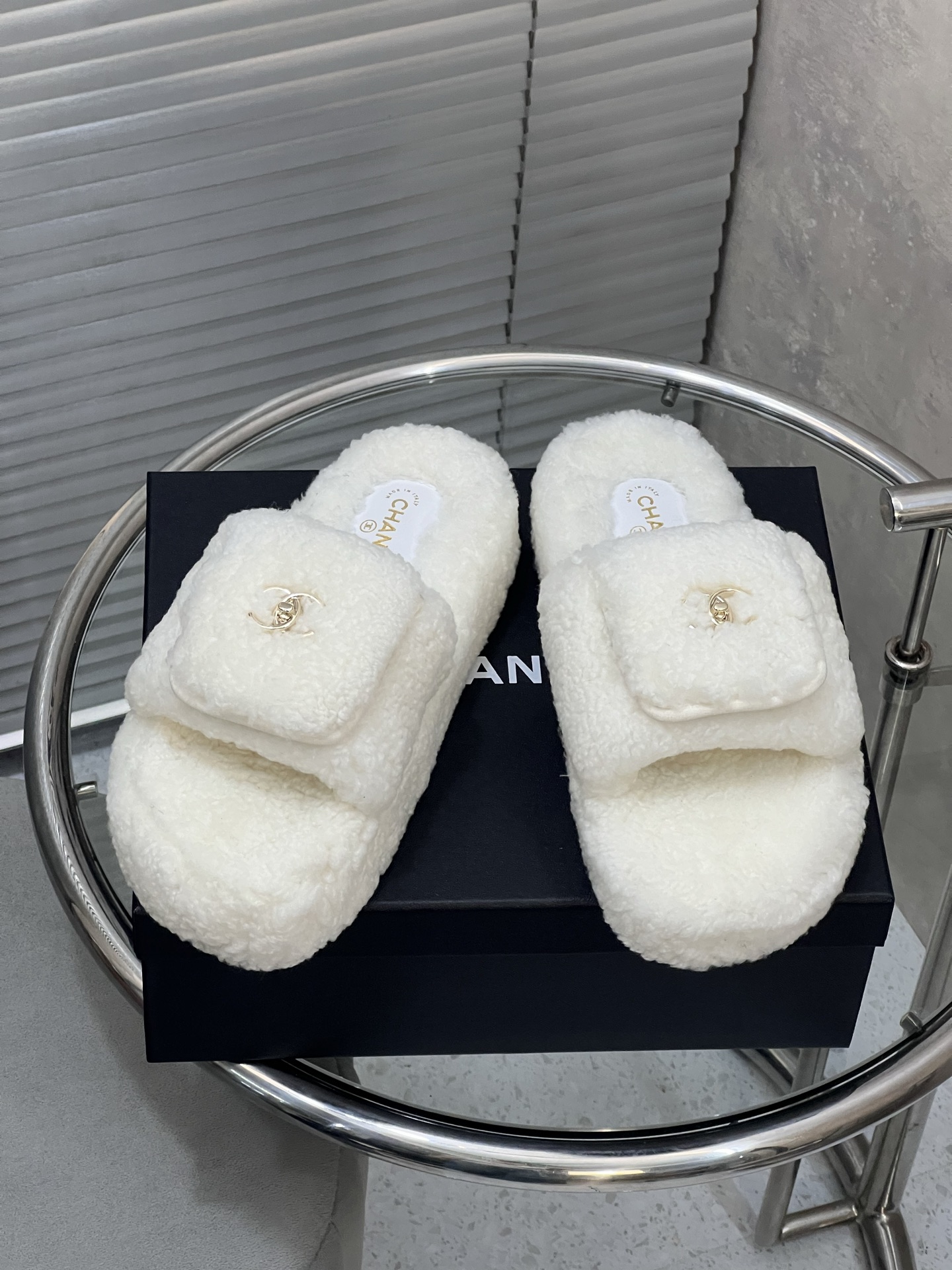 NO:543534,CHANE*25s Xiaoxiang autumn and winter new lock buckle wool slippers, original imported wool, inner wool, original sole, thickness 4cm, size: 35-39 (40/41/customized, no return or replacement), fur shoes, chanel, slippers19860909CHANE*25s小香秋冬新款锁扣毛拖一脚蹬保暖拖鞋 材质原版进口羊毛 内里羊毛 大底原版鞋底 厚度4cm 码数:35-39（40/41/定制不退不换）,毛毛鞋拖鞋,chanel,slippers,Women's Shoes
