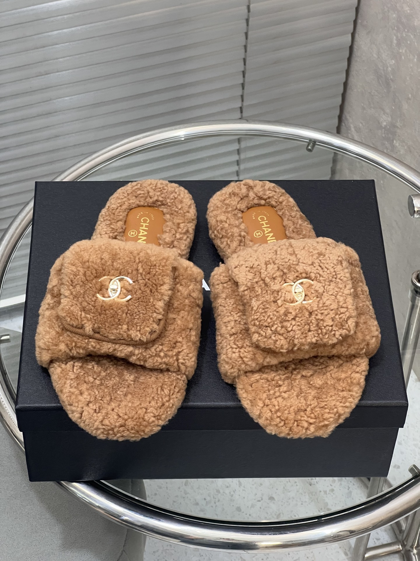 NO:543537,CHANE*25s Xiaoxiang autumn and winter new lock buckle wool slippers, original imported wool inner wool, original sole size: 35-39 (40/41/customized, no return or replacement), fur shoes, chanel, slippers19860909CHANE*25s小香秋冬新款锁扣毛拖一脚蹬保暖拖鞋 材质原版进口羊毛 内里羊毛 大底原版鞋底 码数:35-39（40/41/定制不退不换）,毛毛鞋拖鞋,chanel,slippers,Women's Shoes
