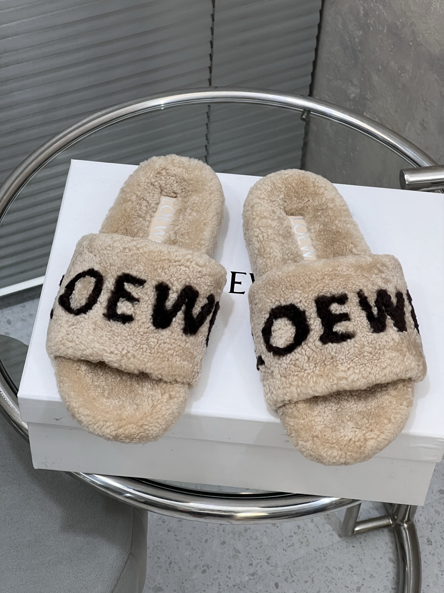 NO:543525,LOEWE classic autumn and winter lettered wool slippers. The wool is made of grade A wool imported from Europe. The outsole is made of the same TPU material as the original version. The backing is wear-resistant and non-slip. The code number is 35-42 (customized 40/41/42). Wool shoes and slippers, loewe, loewe, slippers19860909LOEWE 罗意威经典秋冬字母羊毛拖鞋 羊毛是选用欧洲进口A级羊毛 大底原版一样的TPU材质、底片耐磨防滑 码数35-42（40/41/42定制）,毛毛鞋拖鞋,loewe,loewe,slippers,Women's Shoes