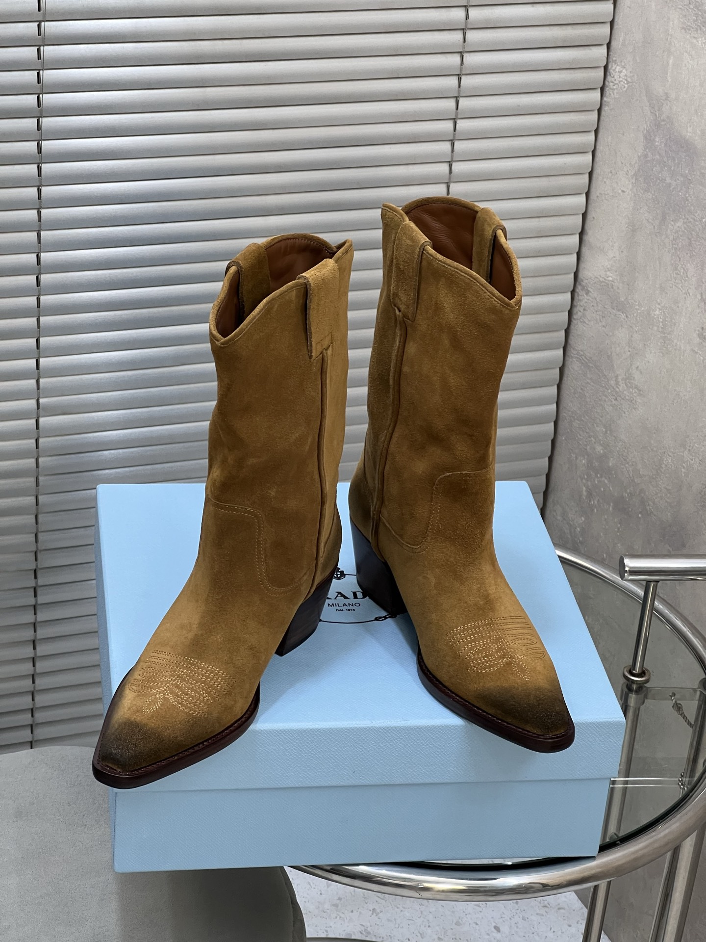 NO:543554,Top version PRADA new style, fashionable western boots, retro suede design is super eye-catching, pointed toe shape is cool and full, instantly transforming into a street fashionista!  Imported cowhide/suede imported cowhide inner lining original outsole heel height 5.5cm Size 34-41 (customized by 34/40/41), boots, prada, boots, cowhide, chamois leather19860909顶级版本 PRADA新款 时尚西部靴 复古麂皮设计超吸睛 尖头造型拽酷拉满 上脚瞬间化身街头时髦精！ 鞋面进口牛皮/麂皮 内里进口牛皮 大底原版大底 跟高 5.5cm Size 34-41（34/40/41定制）,靴子,prada,boots,cowhide,chamois leather,Women's Shoes