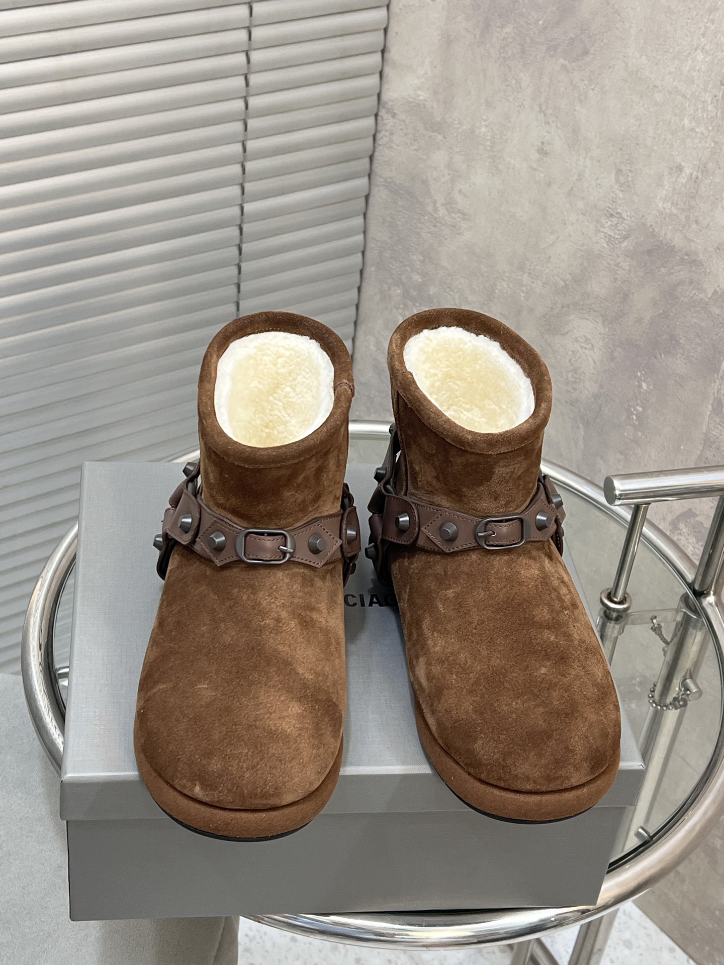 NO:543522,Top version!  Imported Australian real wool!  BALENCIAGA*Balenciaga F022 Autumn and winter new wool short boots snow boots are indispensable in winter, you won’t regret it when you close your eyes, and you will feel very comfortable and comfortable when you put your feet on (ZP custom fabric) Custom imported wool with upper custom imported wool with inner mold ZP sole open mold ZP outsole size 35-39 (40 custom made no return or exchange), snow boots, balenciaga, balenciaga, boots19860909顶级版本！进口澳洲真羊毛！ BALENCIAGA*巴黎世家F022 秋冬新款羊毛短靴雪地靴 冬日凛凛不可缺之一,闭眼入都是不会后悔·上脚非常舒服超舒服（ZP订制面料） 鞋面定制进口羊毛 内里定制进口绵羊毛 鞋底开模ZP大底 码数35-39（40订做不退换）,雪地靴,balenciaga,balenciaga,boots,Women's Shoes