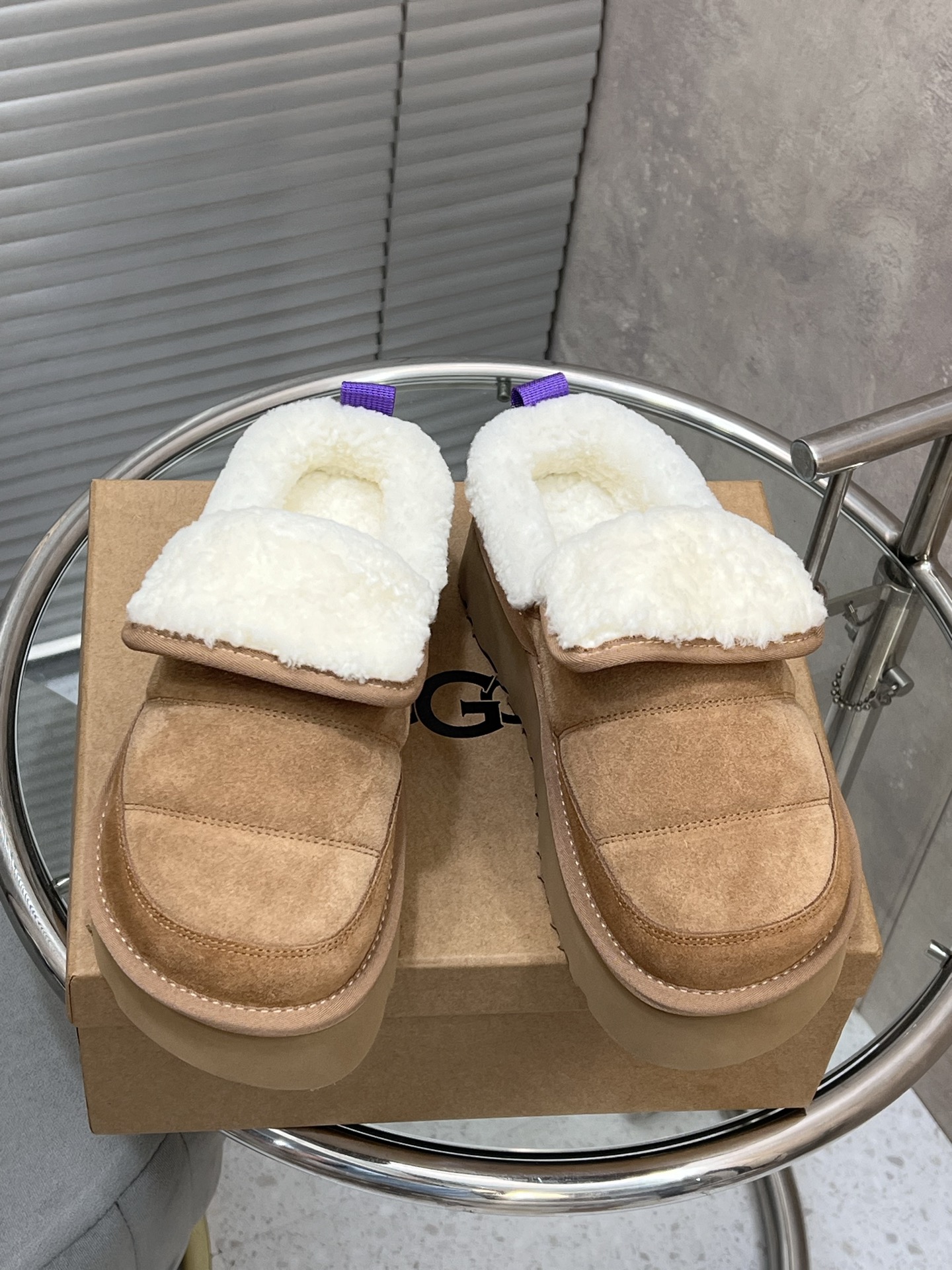 NO:543516,UGG Michelin caterpillar slippers, with fur design on the outside of the shoe!  Fabric: High mercerized cow suede, lambswool imported from Europe, original molded outsole, sole thickness 5cm, semi-slippers, slippers19860909UGG米其林毛毛虫拖鞋,鞋口外翻毛设计！ 面料高丝光牛反绒, 欧洲进口羊羔毛, 原版开模大底, 底厚5cm,半拖毛毛鞋,slippers,Women's Shoes