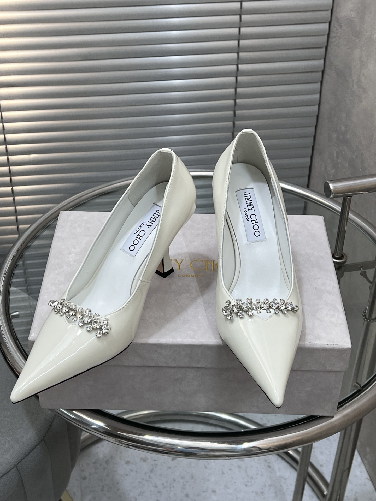 NO:543542,Top version JIMMY CHOO Autumn new product pointed toe diamond-inlaid strips BELINDA PUMP high heels imported fabric tyre patent leather inner imported sheepskin outsole Italian imported leather outsole heel height 9cm Size35-42 (40.41.42 custom made without return), high heels single shoes, jimmy choo, high heels, sheepskin, Leather soles19860909顶级版本 JIMMY CHOO 秋季新品 尖头 镶钻饰条 BELINDA PUMP 高跟鞋 面料进口胎牛漆皮 内里进口羊皮 大底意大利进口真皮大底 跟高9cm Size35-42（40.41.42定做不退换）,高跟鞋单鞋,jimmy choo,high heels,sheepskin,Leather soles,Women's Shoes