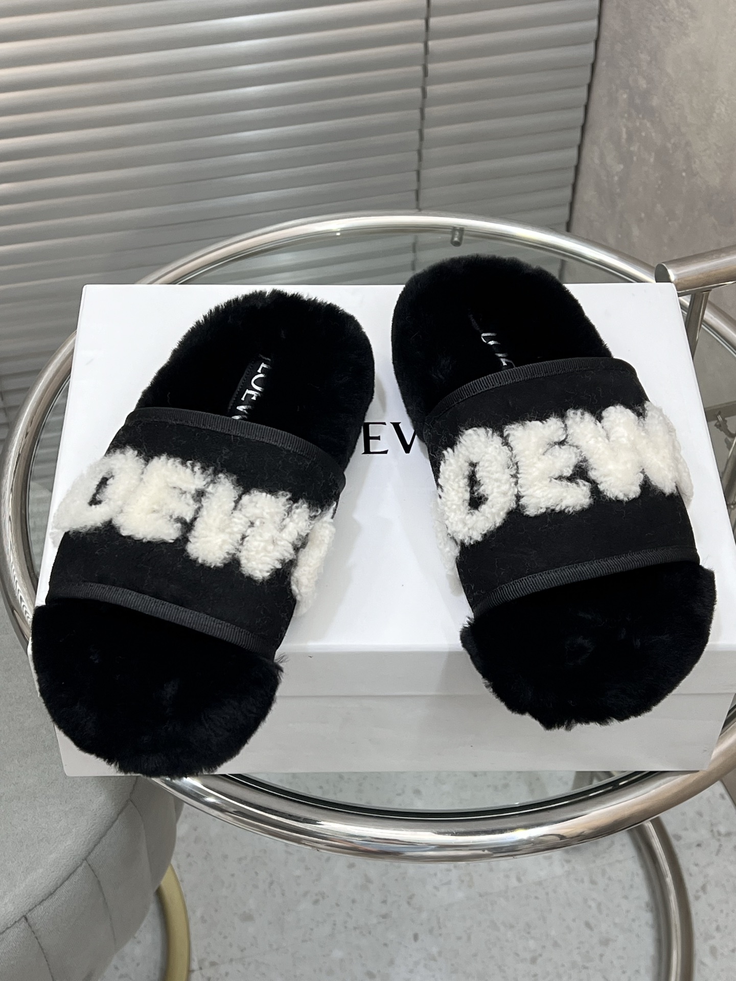 NO:543527,LOEWE Classic Autumn and Winter Ewe Wool Slippers Wool is made of European imported A-grade wool. The original TPU material of the original outsole, the film is wear-resistant and non-slip. Size 35-41 (customized by 40/41), fur shoes and slippers, loewe, loewe, slippers19860909LOEWE 罗意威经典秋冬字母羊毛拖鞋 羊毛是选用欧洲进口A级羊毛 大底原版一样的TPU材质、底片耐磨防滑 码数35-41（40/41定制）,毛毛鞋拖鞋,loewe,loewe,slippers,Women's Shoes