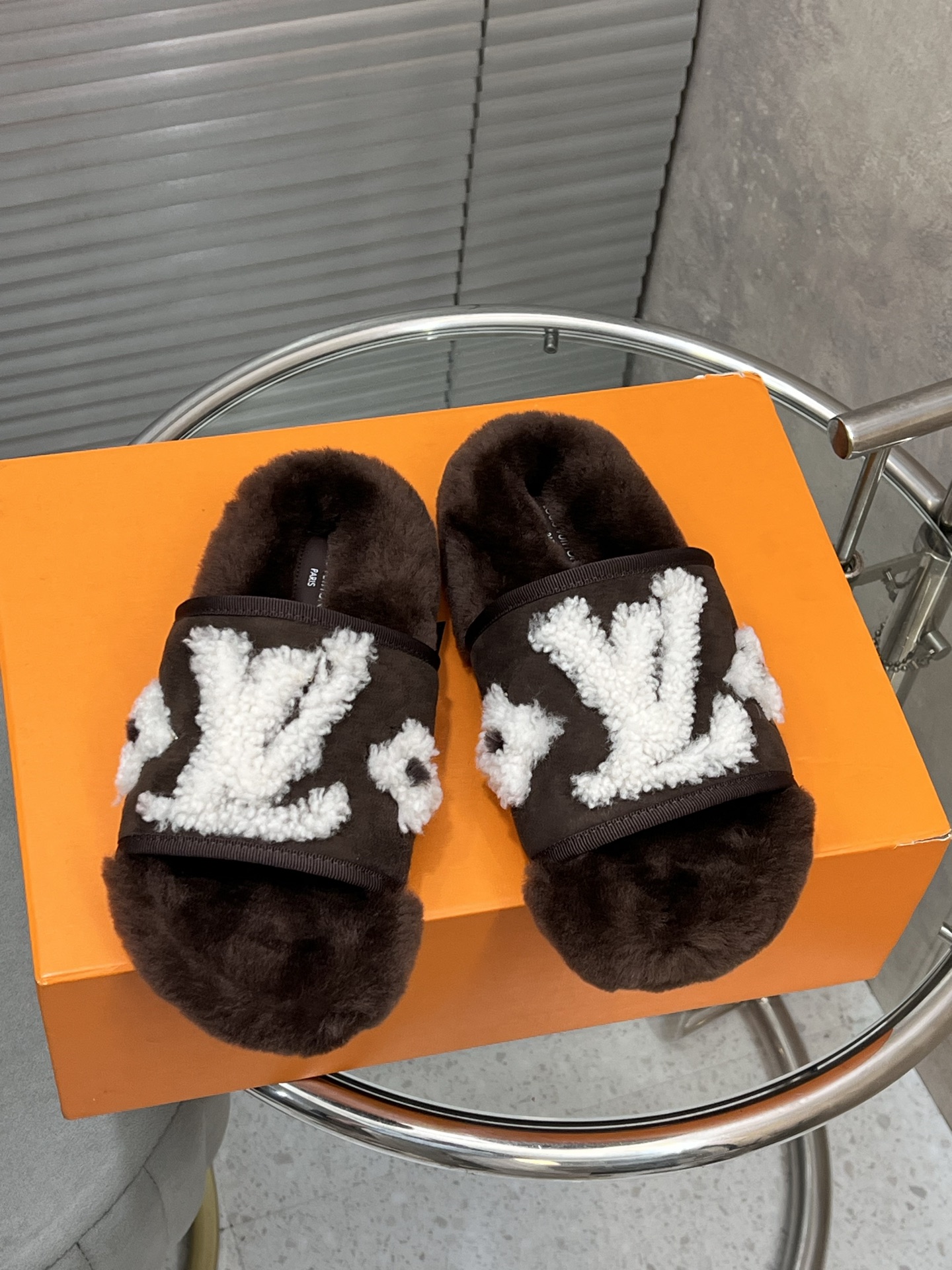NO:543530,Lv Autumn and Winter Ewe Wool Slippers Wool is imported from Europe A-grade wool. The original outsole is made of TPU material, the film is wear-resistant and non-slip. Size 35-41 (customized by 40/41), fur shoes and slippers, louis vuitton, slippers19860909Lv 秋冬字母羊毛拖鞋 羊毛是选用欧洲进口A级羊毛 大底原版一样的TPU材质、底片耐磨防滑 码数35-41（40/41定制）,毛毛鞋拖鞋,louis vuitton,slippers,Women's Shoes