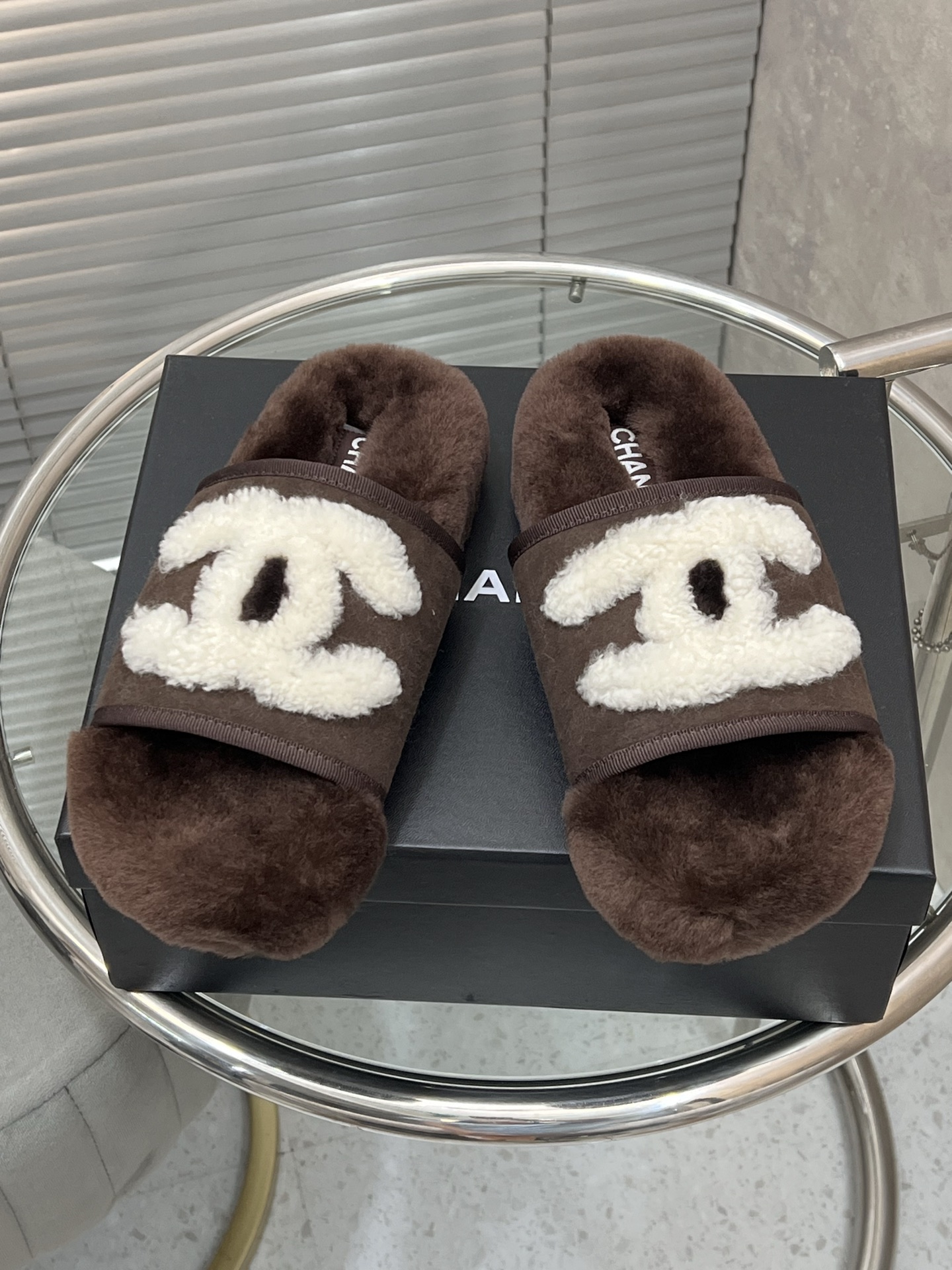 NO:543533,Chanel Xiaoxiang autumn and winter ewe wool slippers. The wool is made of European imported A-grade wool. The original TPU material of the original version of the outsole, the film is wear-resistant and non-slip. Size 35-41 (customized by 40/41), fur shoes and slippers, chanel, slippers19860909Chanel 小香秋冬字母羊毛拖鞋 羊毛是选用欧洲进口A级羊毛 大底原版一样的TPU材质、底片耐磨防滑 码数35-41（40/41定制）,毛毛鞋拖鞋,chanel,slippers,Women's Shoes