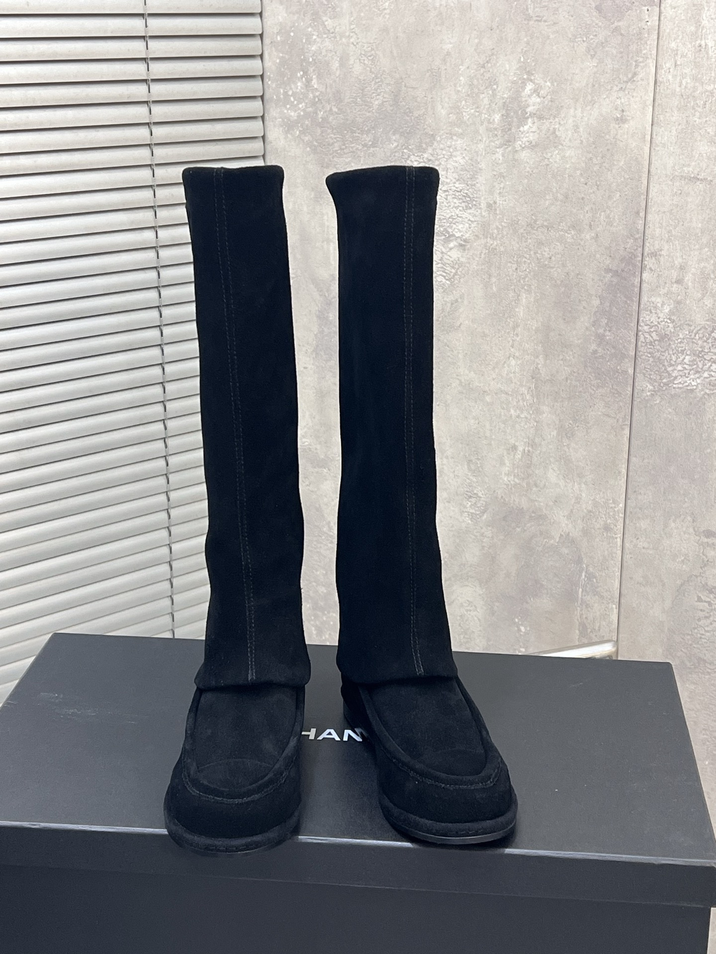 NO:543514,Chanel Xiaoxiang autumn and winter new flat-soled high-tube women's long boots with side logo round toe low-heel motorcycle rider boots Material: imported high mercerized beef leather with water dyed sheepskin lining original molded sole Size35-39 (40 custom made without return), boots, chanel, boots, sheepskin19860909Chanel 小香秋冬新款平底一脚蹬高筒女长靴 侧面logo圆头低跟机车骑士靴 材质:鞋面进口高丝光牛猄皮 水染羊皮内里 原版开模大底 Size35-39（40定做不退换）,靴子,chanel,boots,sheepskin,Women's Shoes