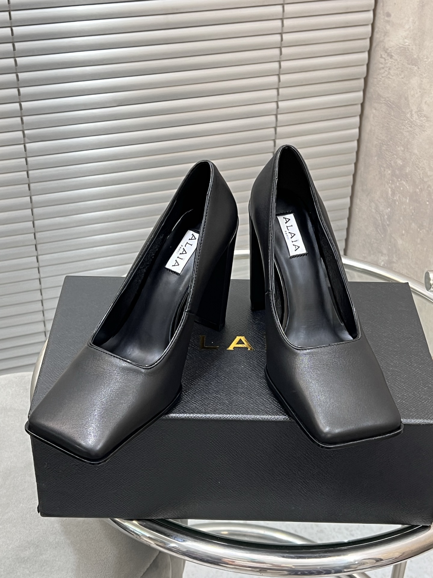 NO:577263,ALAIA new square toe block heel high heels!  Full of high-end feel, suitable for all kinds of fashionable outfits, easy to match the trendy tone, cowhide leather/horse hair upper, imported sheepskin lining, original outsole, heel height 10.5cm, Size 35-39 (set at 40.41.42), high-heeled shoes, alaia, high heels, cowhide, sheepskin19860909ALAIA 新品方头粗跟高跟鞋！ 高级感满满 适配各种时髦穿搭 轻松拿捏潮流腔调 鞋面牛皮/马毛 内里进口羊皮 大底原版底 跟高10.5cm Size35-39（40.41.42定）,高跟鞋单鞋,alaia,high heels,cowhide,sheepskin,Women's Shoes