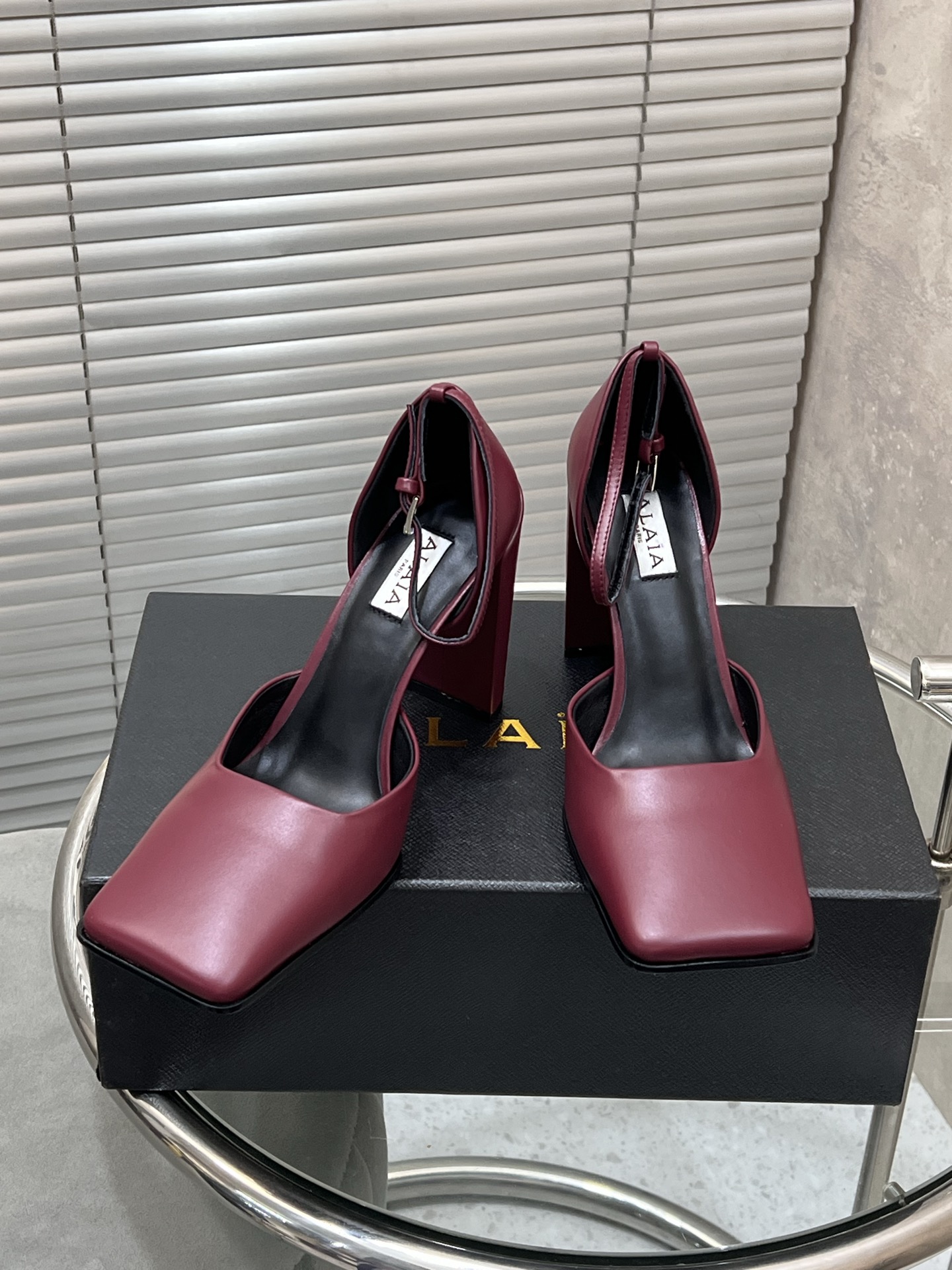 NO:577292,ALAIA new square toe block heel high heels!  Full of high-end sense, suitable for all kinds of fashionable outfits, easy to match the trendy tone, imported cowhide leather for the upper, imported sheepskin lining, original outsole, heel height 10.5cm, Size 35-39 (set at 40.41.42), high heels and sandals, alaia, sandals, high heels, cowhide, sheepskin19860909ALAIA 新品方头粗跟高跟鞋！ 高级感满满 适配各种时髦穿搭 轻松拿捏潮流腔调 鞋面进口牛皮 内里进口羊皮 大底原版底 跟高10.5cm Size35-39（40.41.42定）,高跟鞋凉鞋,alaia,sandals,high heels,cowhide,sheepskin,Women's Shoes