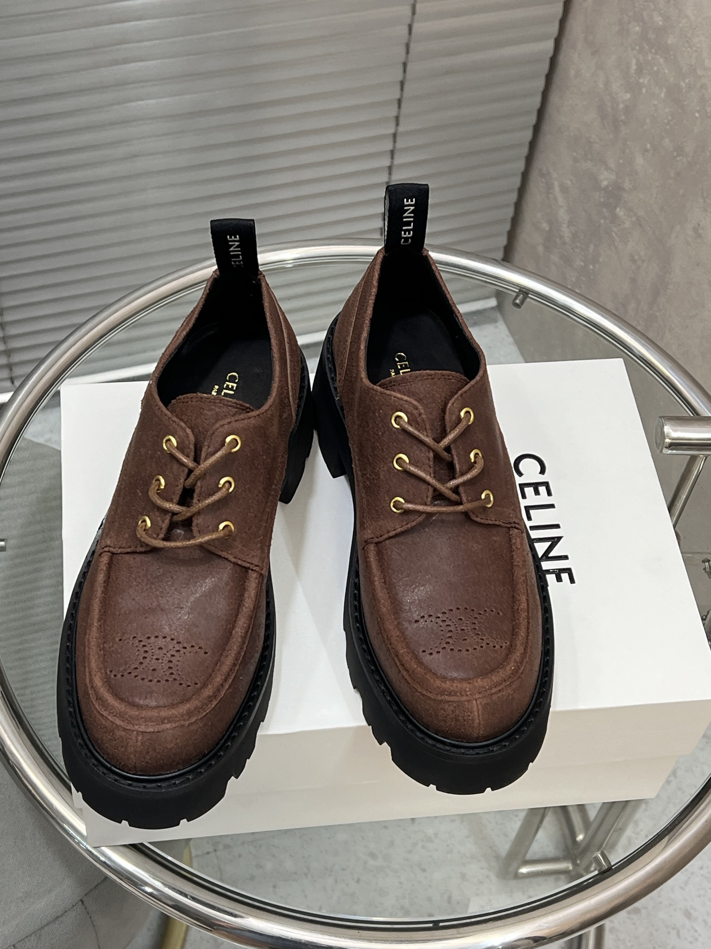 NO:577274,The top version of CELINE's new thick-soled lace-up loafers in autumn and winter. Lisa's same high-heeled shoes. This year you must buy a pair of Celine loafers. The retro-style classic style is super versatile, simple and elegant, and can be matched with any skirt or trousers. It has a perfect look and shows its brand atmosphere. The upper is customized cowhide/nubuck leather, the lining is cowhide, the sole is genuine leather welt/original private model imported material multi-layer combination outsole, the heel height is 6cm.  Size 35-41 (40/41 customized, non-refundable), loafers, celine, loafers, high heels, skirts, cowhide19860909顶级版本 CELINE 秋冬新款厚底系带乐福鞋Lisa同款高跟鞋 今年必须要入手一双celine乐福鞋 ,复古风经典款 超级百搭 简单大气 百搭战斗机 、无论裙装裤装都能随意搭配 妥妥的颜霸 无不彰显它的品牌气息. 鞋面定制牛皮/磨砂皮 内里垫脚牛皮 鞋底真皮沿条/原版私模进口材质多层组合大底 跟高6cm 码数35-41（40/41定做不退换）,乐福鞋,celine,loafers,high heels,skirts,cowhide,Women's Shoes