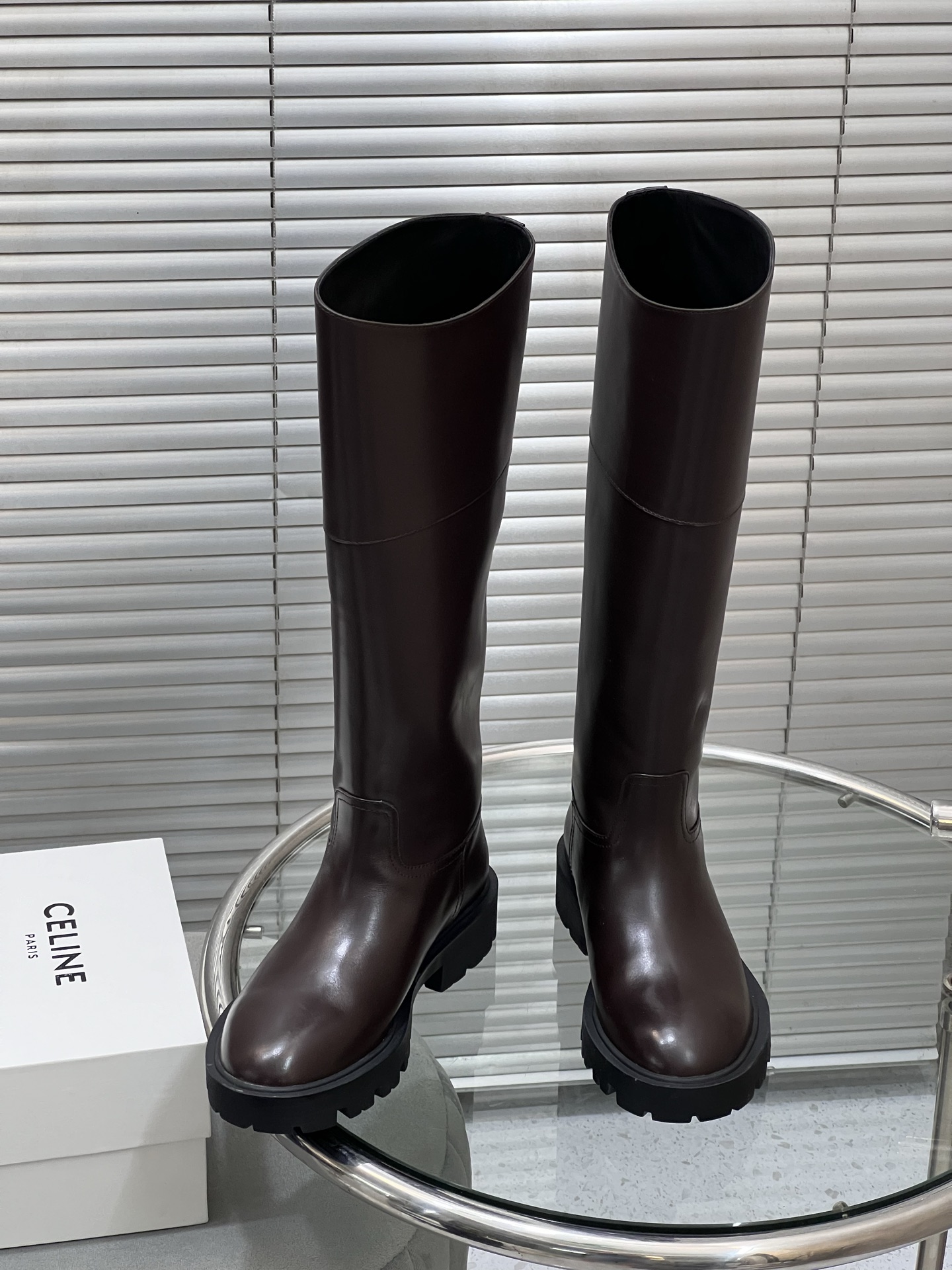 NO:577268,The top version of Celine's new autumn and winter handsome high boots, knight boots, simple and fashionable, comfortable and versatile!  The upper is made of original imported calfskin, the lining/foot pads are imported cowhide, the outsole is original molded outsole, the size is 35-41 (40.41. Customized, non-refundable), boots, celine, boots, cowhide19860909顶级版本 Celine 秋冬新款帅气高筒靴长靴骑士靴 简约又时尚 上脚舒适百搭！ 鞋面采用原版进口小牛皮 内里/垫脚进口牛皮 大底原版开模大底 码数35-41（40.41.定做不退换）,靴子,celine,boots,cowhide,Women's Shoes