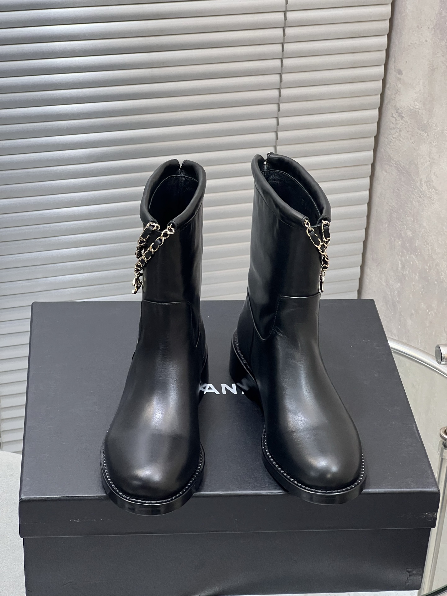 NO:577291,Chanel Xiaoxiang autumn and winter new chain short boots, imported calfskin upper/imported sheepskin leather, water-dyed cowhide lining, Italian leather outsole, heel height: 3CM Size 35-40 (40 customized, non-refundable), boots, chanel, boots, cowhide, sheep, Leather soles19860909Chanel 小香秋冬新款链条短靴 鞋面进口小牛皮/进口羊猄皮 水染牛皮内里垫脚 意大利真皮大底 跟高:3CM Size35-40（40定做不退换）,靴子,chanel,boots,cowhide,sheep,Leather soles,Women's Shoes