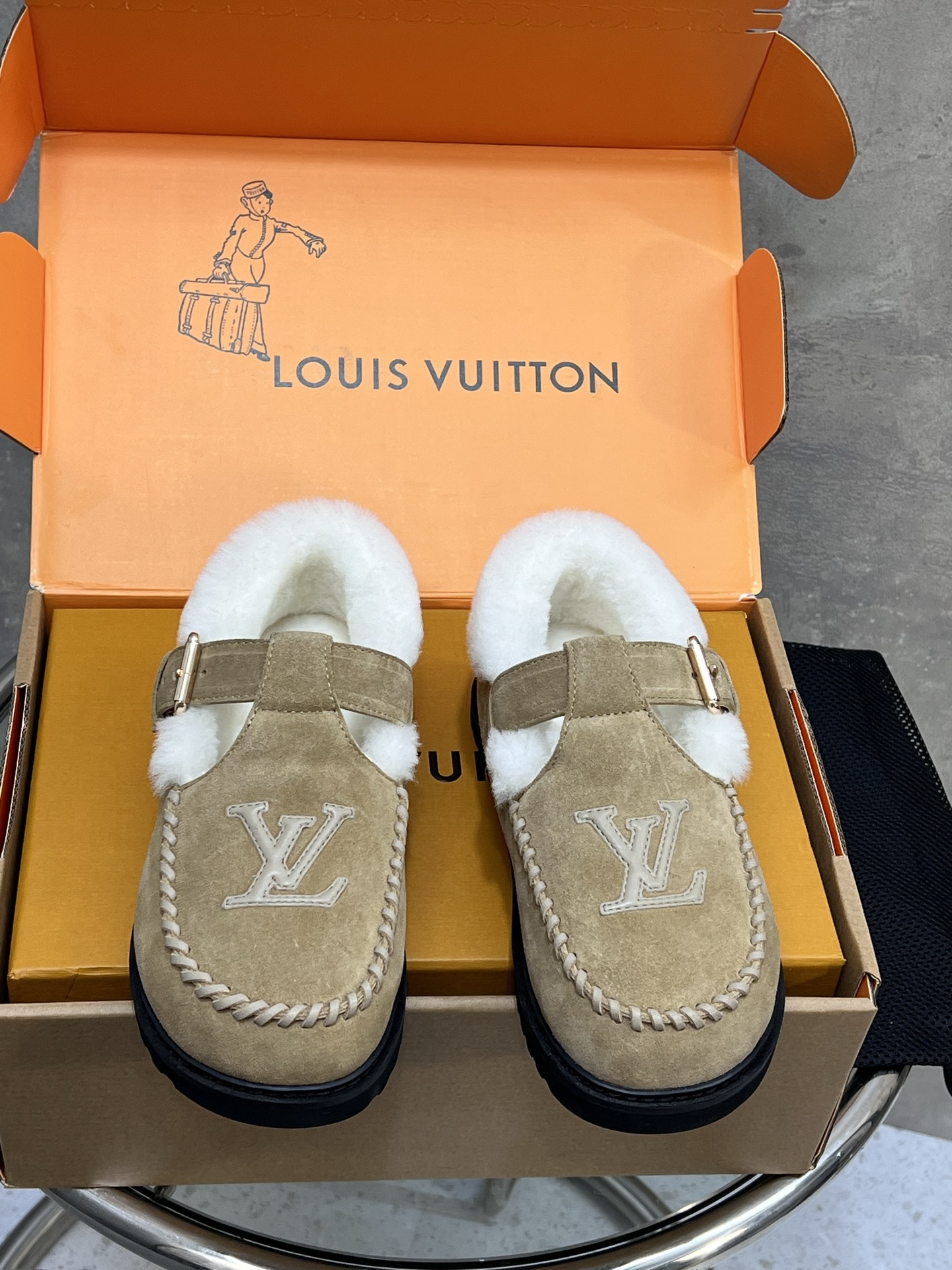 NO:577273,LVKembelwool shoes can be matched with all the clothes in the wardrobe. A pair of thick socks are enough to keep warm in cold winter. The strong plush velvet is very soft and very comfortable. The belt is slightly raised. The suede cowhide has a leather and velvet texture, combined with soft and warm wool, a trendy style. The upper shoes are made of custom-made suede and fur, and are sewn with pure hand-made leather strips!  zp custom-made imported wool insole, molded VEA ultra-light outsole iSze35～41 (set at 40.41), loafers, wool shoes, louis vuitton, loafers, cowhide, chamois leather19860909#代购级/别 LV肯勃羊毛鞋 简直以可搭配衣柜里所的有衣服寒冬配一双厚袜、子保度暖也足够了强烈安利的毛绒绒、别特软别特舒~服带一点点增高.绒面牛皮呈革现丝绒质感,搭配柔暖羊毛,潮流格调 面鞋定进制口麂皮面 皮毛一体,纯手工皮条缝制！ zp制定进口毛羊内垫里脚 模开 VEA超轻大底 iSze35～41（40.41定）,乐福鞋毛毛鞋,louis vuitton,loafers,cowhide,chamois leather,Women's Shoes