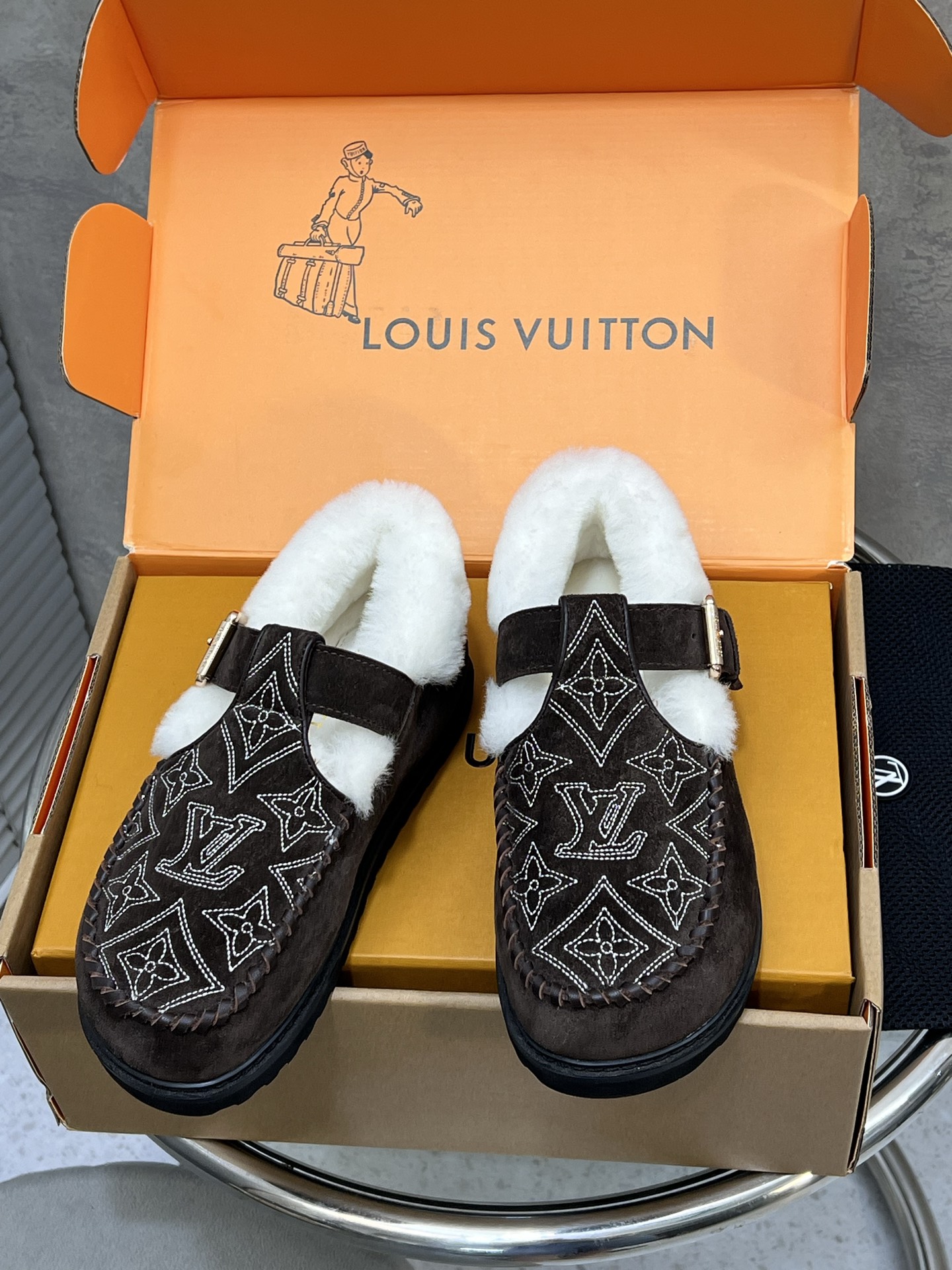 NO:577279,The electric embroidery model # purchasing grade/class LV Kembl wool shoes can be matched with all the clothes in the wardrobe. A pair of thick socks are enough to keep warm in cold winter. They are strong and plush, very soft and very comfortable. The belt is slightly higher. The suede cowhide has a leather and velvet texture, combined with soft and warm wool, a trendy style. The upper shoes are made of custom-made suede surface. The fur is integrated and purely hand-sewn with leather strips!  zp custom-made imported wool insole, molded VEA ultra-light outsole iSze35～41 (set at 40.41), loafers, wool shoes, louis vuitton, loafers, cowhide, chamois leather19860909电绣款 #代购级/别 LV肯勃羊毛鞋 简直以可搭配衣柜里所的有衣服寒冬配一双厚袜、子保度暖也足够了强烈安利的毛绒绒、别特软别特舒~服带一点点增高.绒面牛皮呈革现丝绒质感,搭配柔暖羊毛,潮流格调 面鞋定进制口麂皮面 皮毛一体,纯手工皮条缝制！ zp制定进口毛羊内垫里脚 模开 VEA超轻大底 iSze35～41（40.41定）,乐福鞋毛毛鞋,louis vuitton,loafers,cowhide,chamois leather,Women's Shoes