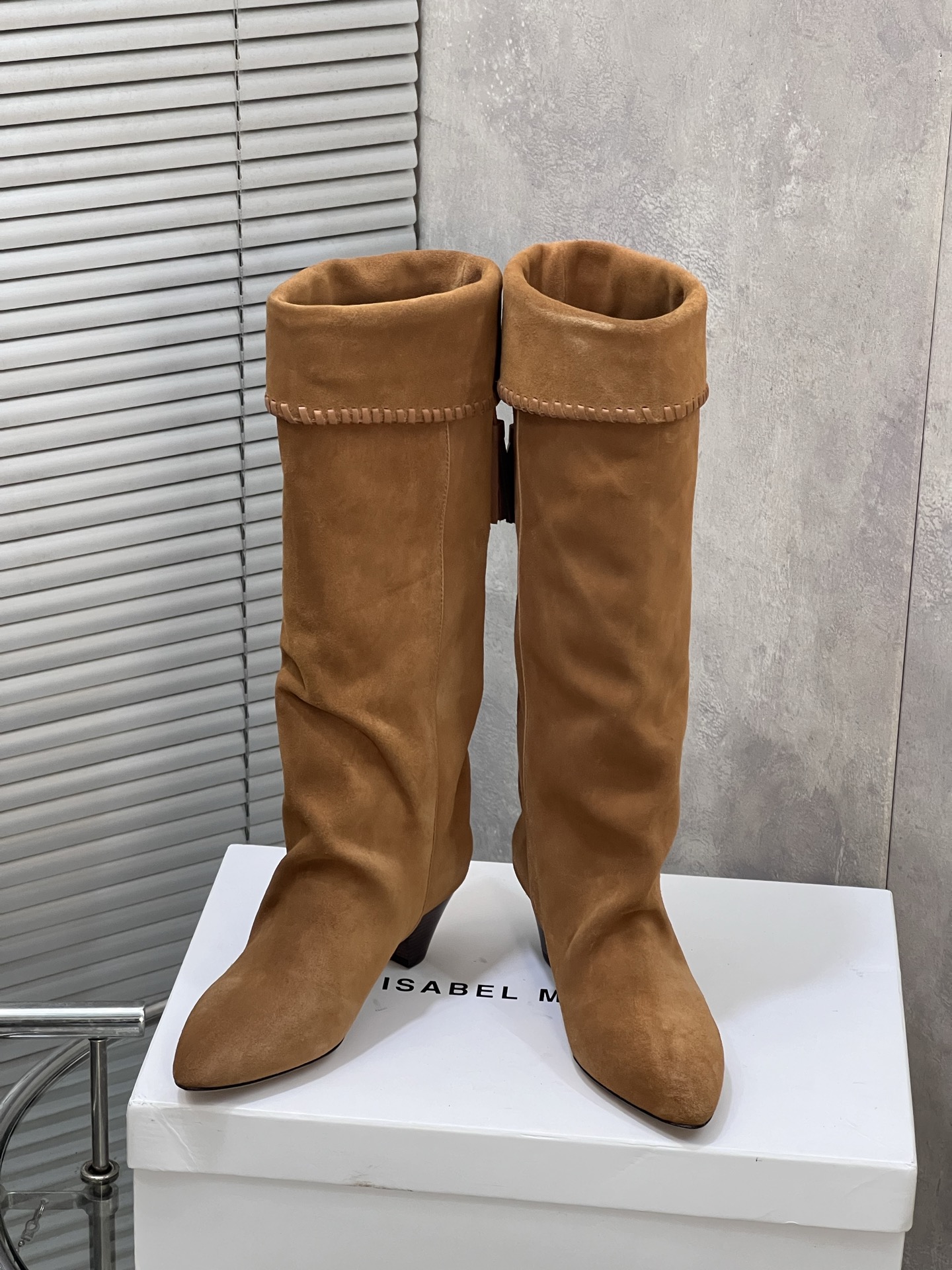 NO:577280,Isabel Marant autumn and winter show tassel pleated woven boots French fashion brand Unique design style wrinkled leather boots Every color is versatile Lazy style to brighten the whole look The short style is very tolerant The pointed toe can lengthen the height and show thin legs The upper is cowhide The lining is cowhide Leather outsole Heel height 6cm Size35-41 (40 41 can be customized without refund), boots, boots, cowhide, Leather  soles19860909Isabel Marant 秋冬秀款流苏褶皱织长靴 法国时髦品牌 独特设计风格皱皮靴 每个配色都很百搭 慵懒风搭配 提亮整个造型 短款的包容性很强 尖头可以拉长身高 显腿细 鞋面牛猄 内里牛皮 大底真皮大底 跟高6cm Size35-41（40 41定制不退）,靴子,boots,cowhide,Leather soles,Women's Shoes