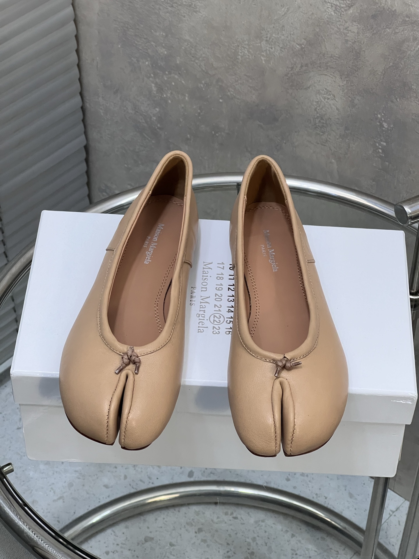 NO:577251,MM6 Maison Margiela classic split-toe shoes and ballet shoes. Margiela designers are so talented. They use pleats as design elements to create classic new shoes. The shoes are smart and exquisite. They match with short skirts and have a sexy personality. The fabrics are mixed soft sheepskin and the lining is cowhide!  Genuine leather outsole imported from Italy, size 35-41 (40.41 custom-made, non-refundable), split-toe shoes, masion margiela, masion margiela, skirts, cowhide, sheepskin, Leather soles19860909MM6 Maison Margiela马吉拉经典分趾鞋单鞋芭蕾鞋 马吉拉设计师太有才了 采用褶皱作为设计元素打造经典新鞋品 单鞋干练精致 搭配短裙 性感个性 面料对版混种软羊皮 内里牛皮！ 意大利进口真皮大底 码数35-41（40.41定做不退换）,分趾鞋单鞋,masion margiela,masion margiela,skirts,cowhide,sheepskin,Leather soles,Women's Shoes