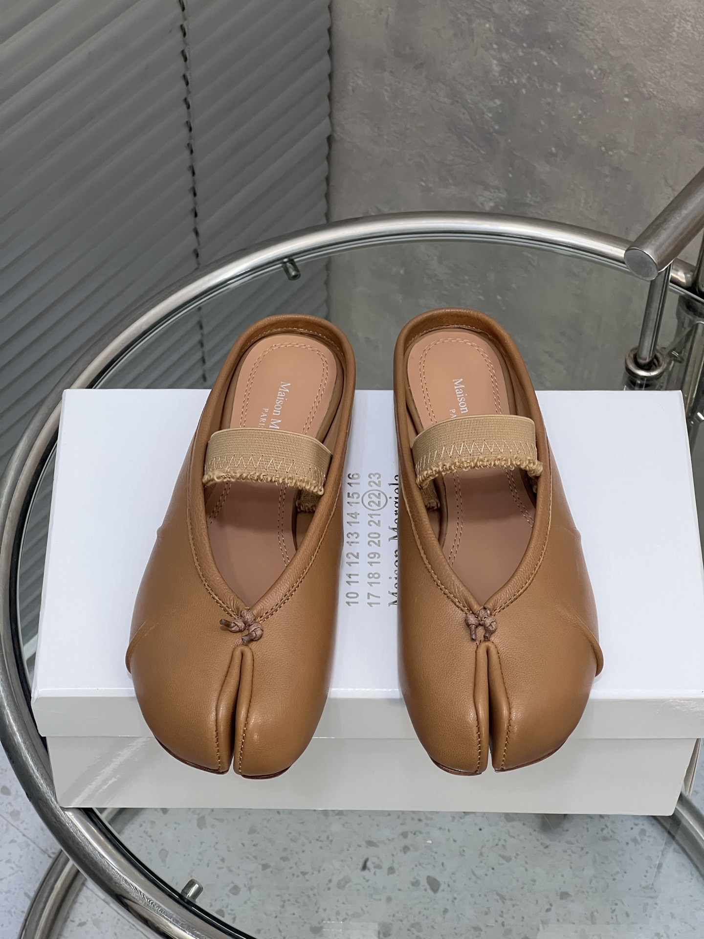 NO:577248,MM6 Maison Margiela classic split-toe shoes and half-slipper ballet shoes. Margiela designers are so talented. They use pleats as design elements to create classic new shoes. The shoes are smart and exquisite. They match short skirts and have a sexy personality. The fabrics are mixed soft sheepskin and the lining is cowhide!  Genuine leather outsole imported from Italy, size 35-41 (40.41 custom-made, non-refundable), split-toe half-slip shoes, masion margiela, masion margiela, skirts, cowhide, sheepskin, Leather soles19860909MM6 Maison Margiela马吉拉经典分趾鞋半拖单鞋芭蕾鞋 马吉拉设计师太有才了 采用褶皱作为设计元素打造经典新鞋品 单鞋干练精致 搭配短裙 性感个性 面料对版混种软羊皮 内里牛皮！ 意大利进口真皮大底 码数35-41（40.41定做不退换）,分趾鞋半拖,masion margiela,masion margiela,skirts,cowhide,sheepskin,Leather soles,Women's Shoes