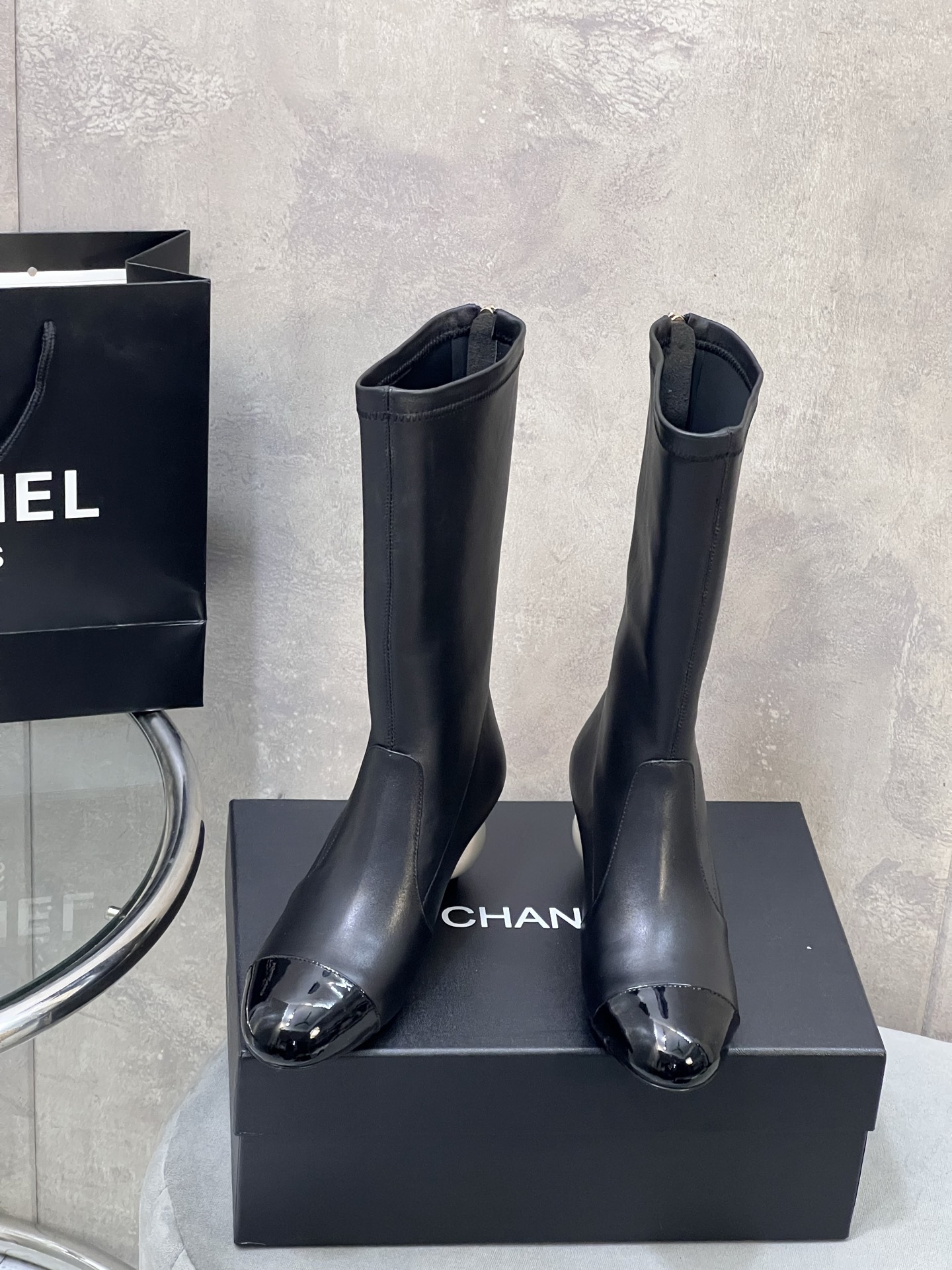 NO:577262,Chanel Xiaoxiang autumn and winter new large pearl elastic boots mid-calf boots for women Highlights Giant pearls Customized sheepskin/sheep goat + patent leather Sheepskin lining/foot pads Original molded pearls Genuine leather outsole Heel height 5.5cm Size: 35-41 (customized at 40.41), boots and shoes, chanel, boots, sheepskin, sheep, Leather soles19860909Chanel 小香秋冬新款大珍珠弹力靴中筒靴女 精彩亮点 巨型珍珠 定制羊皮/羊猄+漆皮 羊皮内里/垫脚 原版开模珍珠 真皮大底 跟高5.5cm Size:35-41（40.41定做）,靴子单鞋,chanel,boots,sheepskin,sheep,Leather soles,Women's Shoes