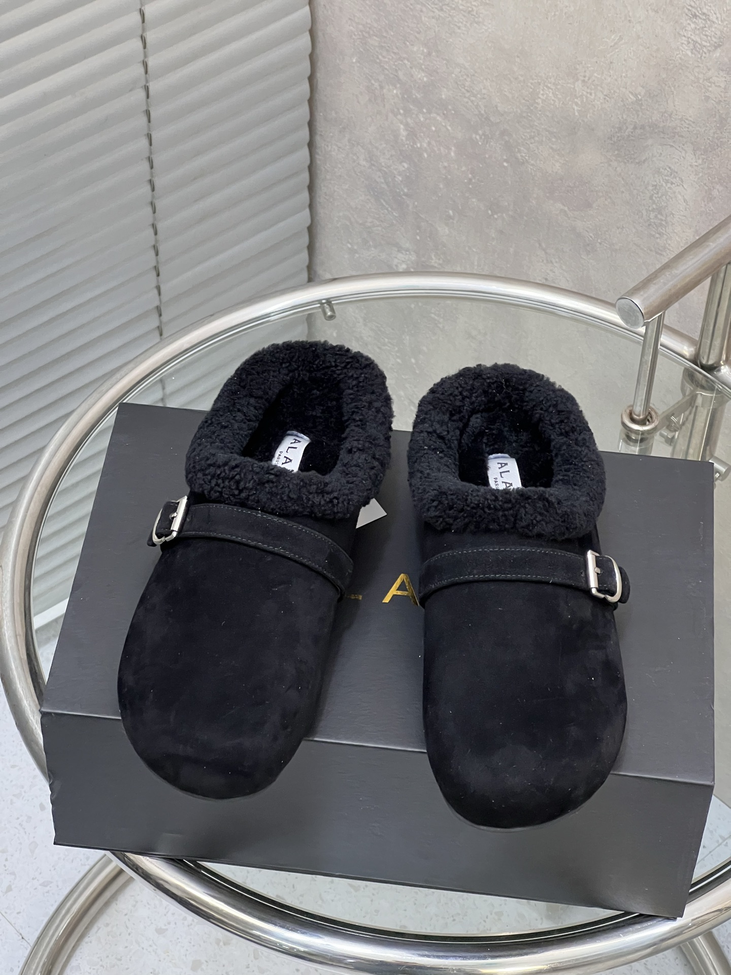 NO:577256,Alaia's new autumn and winter Teddy wool flat ballet shoes toe cap toe half slippers. A very popular lamb fur slipper, romantic, charming, comfortable and versatile. Easy to put on and take off. The fabric is imported from Yangjing. Wool lining/foot pads. Private molded rubber non-slip outsole. Size 35-41 (40/41 is custom-made and non-returnable). Half slippers. alaia, slippers, sheep.19860909Alaia 秋冬新款泰迪羊毛平底芭蕾鞋包头半拖毛鞋 人气超高的一款羊羔毛里拖鞋,浪漫又迷人舒适百搭.穿脱方便. 面料进口羊京 内里/垫脚羊毛 大底私模橡胶防滑大底, 码数35-41（40/41 定做不退换）,半拖毛毛鞋,alaia,slippers,sheep,Women's Shoes