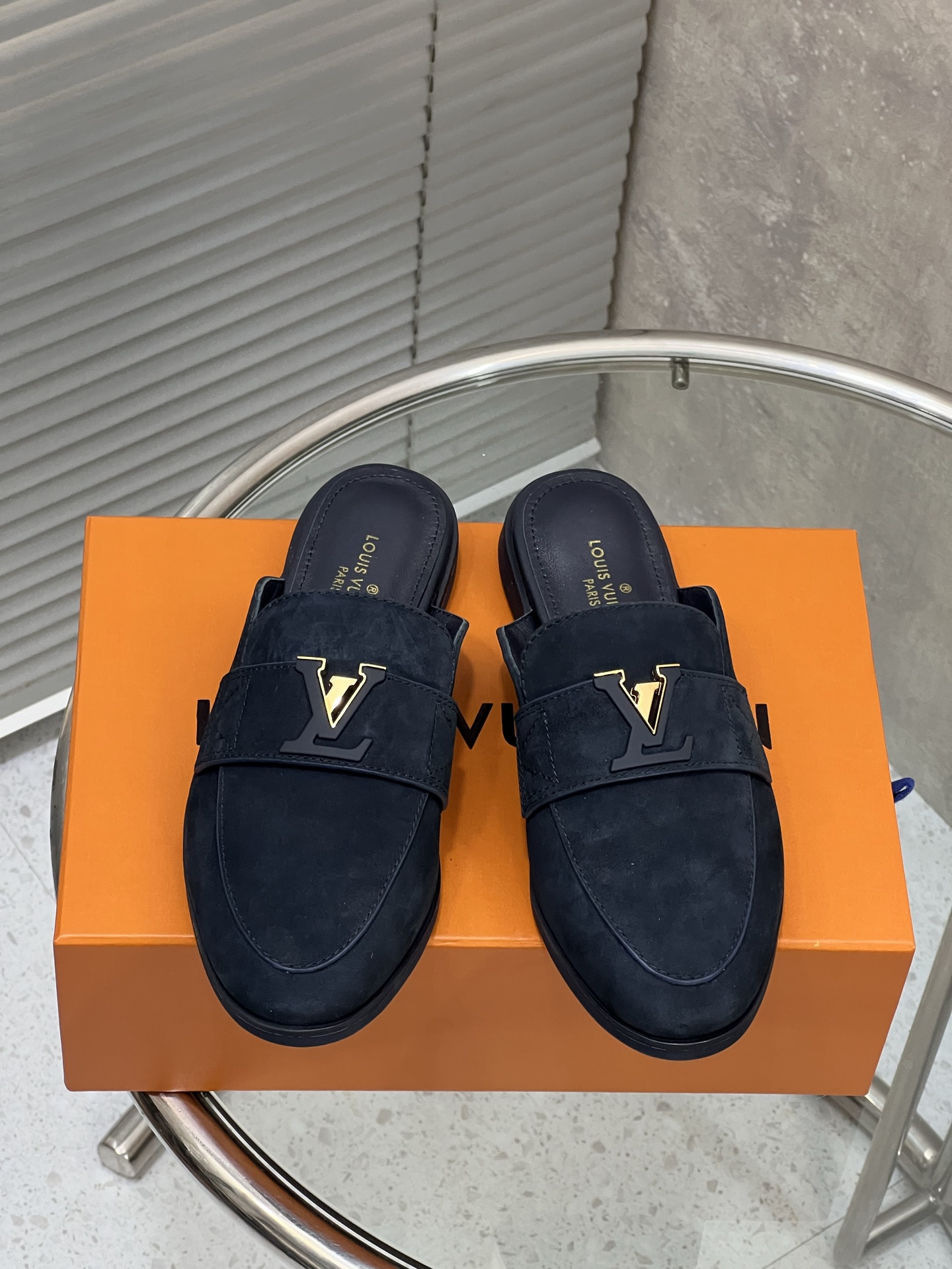 NO:577250,The LV counter specializes in the latest model of flat-soled half-mules mule shoes with original molded hand-wrapped buckles + electroplating process. Full of craftsmanship, full of high-end feel!  A popular model among bloggers at home and abroad, it is retro, fashionable and looks great on your feet!  The official website’s main recommendation is imported frosted cowhide for the upper, imported hybrid sheepskin for the lining, original open-molded TPU two-color outsole, shoe size: 35-41 (40.41 customization is non-returnable), loafers half-flop, louis vuitton, loafers, cowhide, sheepskin19860909LV专柜主打最新款 穆勒鞋平底半拖 原版开模手工包扣+电镀工艺满满的工艺 高级感十足！国内外博主刷爆的一款,复古又时髦上脚美炸了！官网主推款 鞋面进口磨砂牛皮 内里进口混种羊皮 大底原版开模TPU双色底 鞋码: 35-41（40.41定制不退换）,乐福鞋半拖,louis vuitton,loafers,cowhide,sheepskin,Women's Shoes