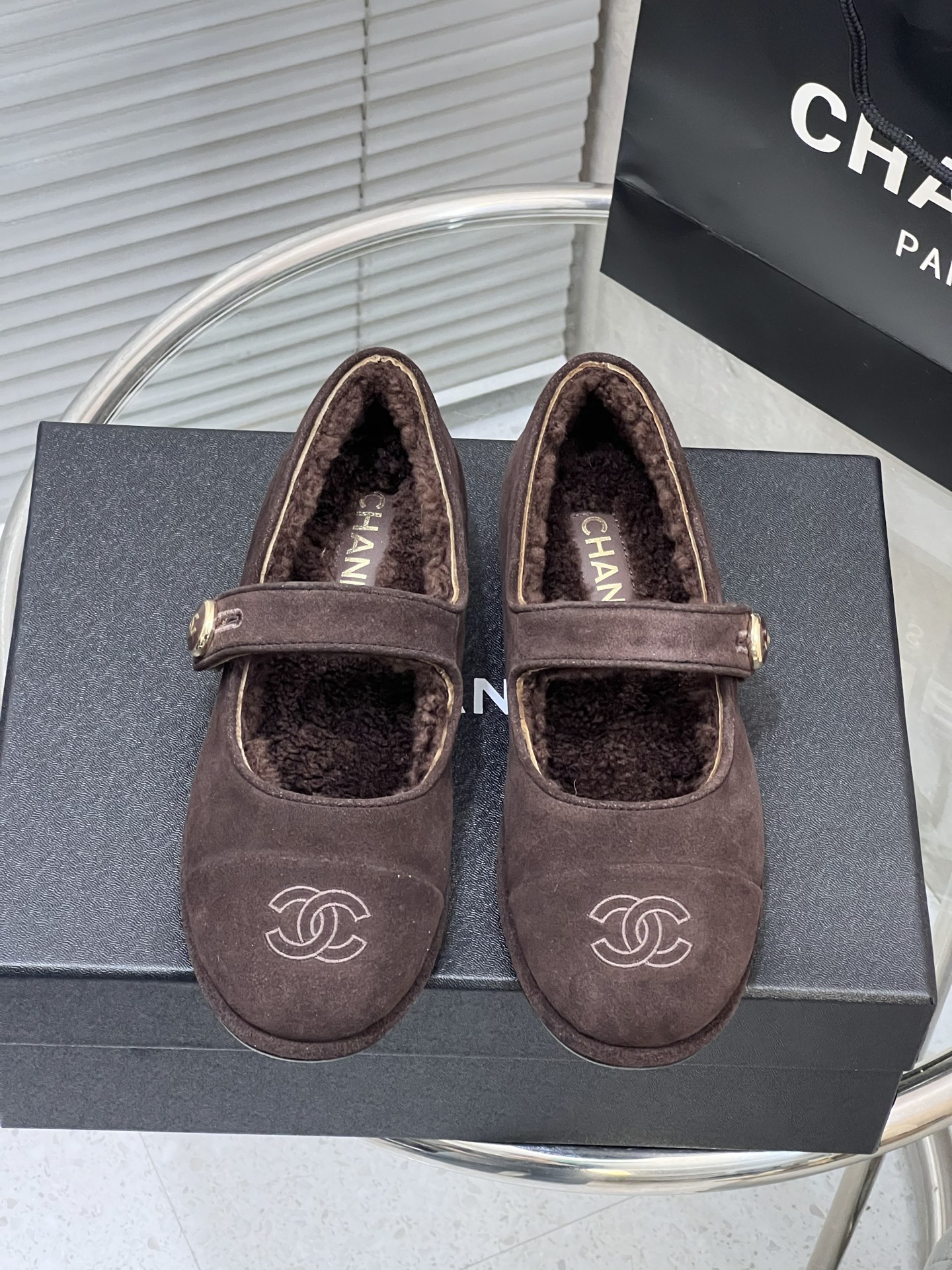 NO:577247,Chanel Xiaoxiang's new wool warm ballet shoes Mary Jane flat shoes. Imported sheepskin/sheep leather upper, wool lining on the foot. Original leather outsole. Size: 35-41 (customized for 40/41),Mary Jane,chanel,mary jane,sheepskin,sheep,Leather soles19860909Chanel 小香新款羊毛保暖芭蕾鞋玛丽珍平底单鞋 鞋面进口羊皮/羊猄面料, 垫脚内里羊毛 原版真皮大底 Size:35-41（40/41定做）,玛丽珍,chanel,mary jane,sheepskin,sheep,Leather soles,Women's Shoes