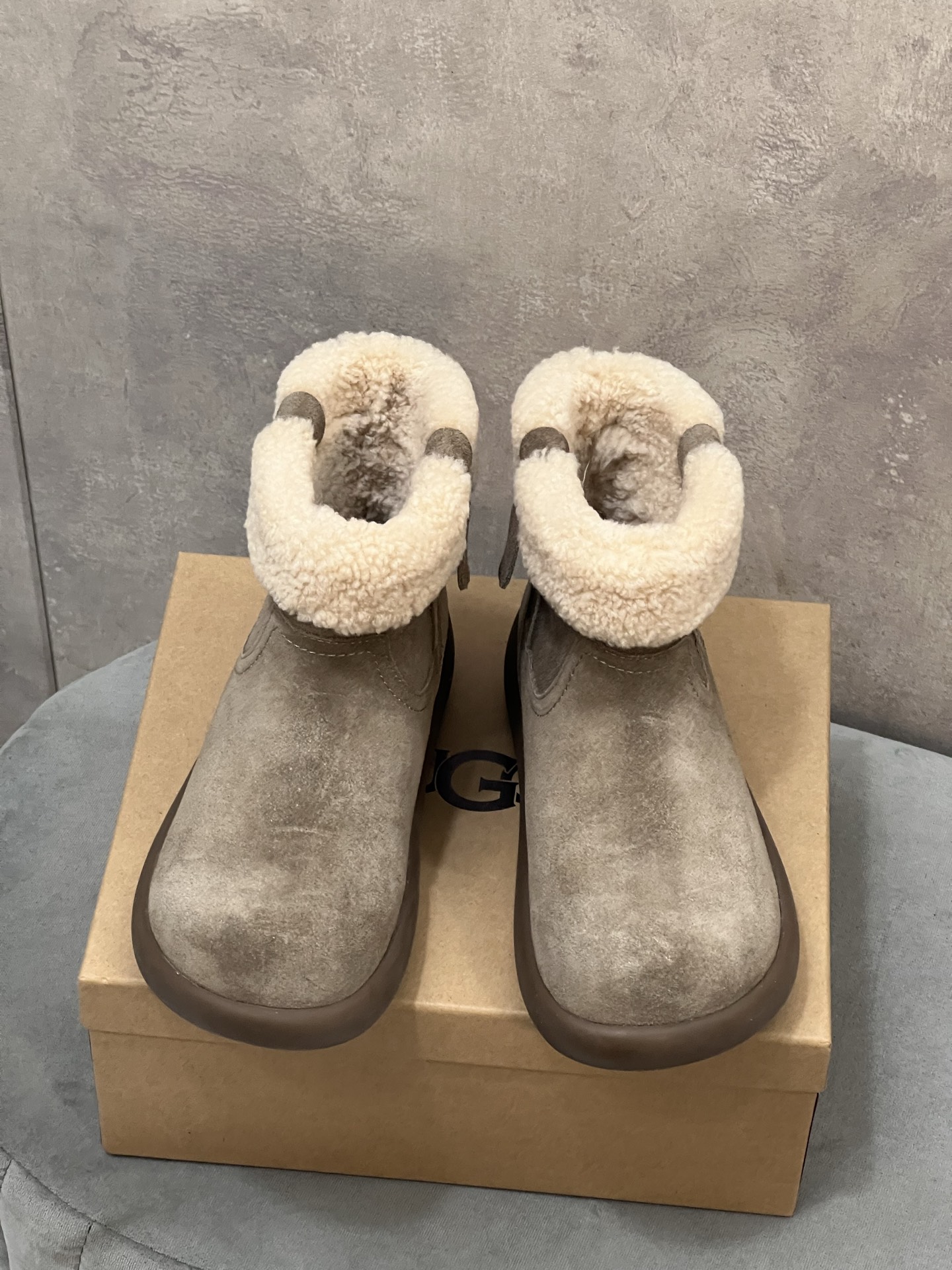 NO:593037,Ugg upgraded version of big potato and small curly snow boots warm shoes, fashionable and versatile, a must-have in winter!  The fabric is high mercerized cow suede, the lining is imported lamb hair, the outsole is rubber non-slip outsole, the size is 35 to 40, snow boots, boots19860909Ugg 升级版的大土豆小卷毛雪地靴保暖鞋 时尚又百搭,冬天必备！ 面料高丝光牛反绒, 内里进口羊羔毛, 大底橡胶防滑大底, 码数35一40,雪地靴,boots,Women's Shoes