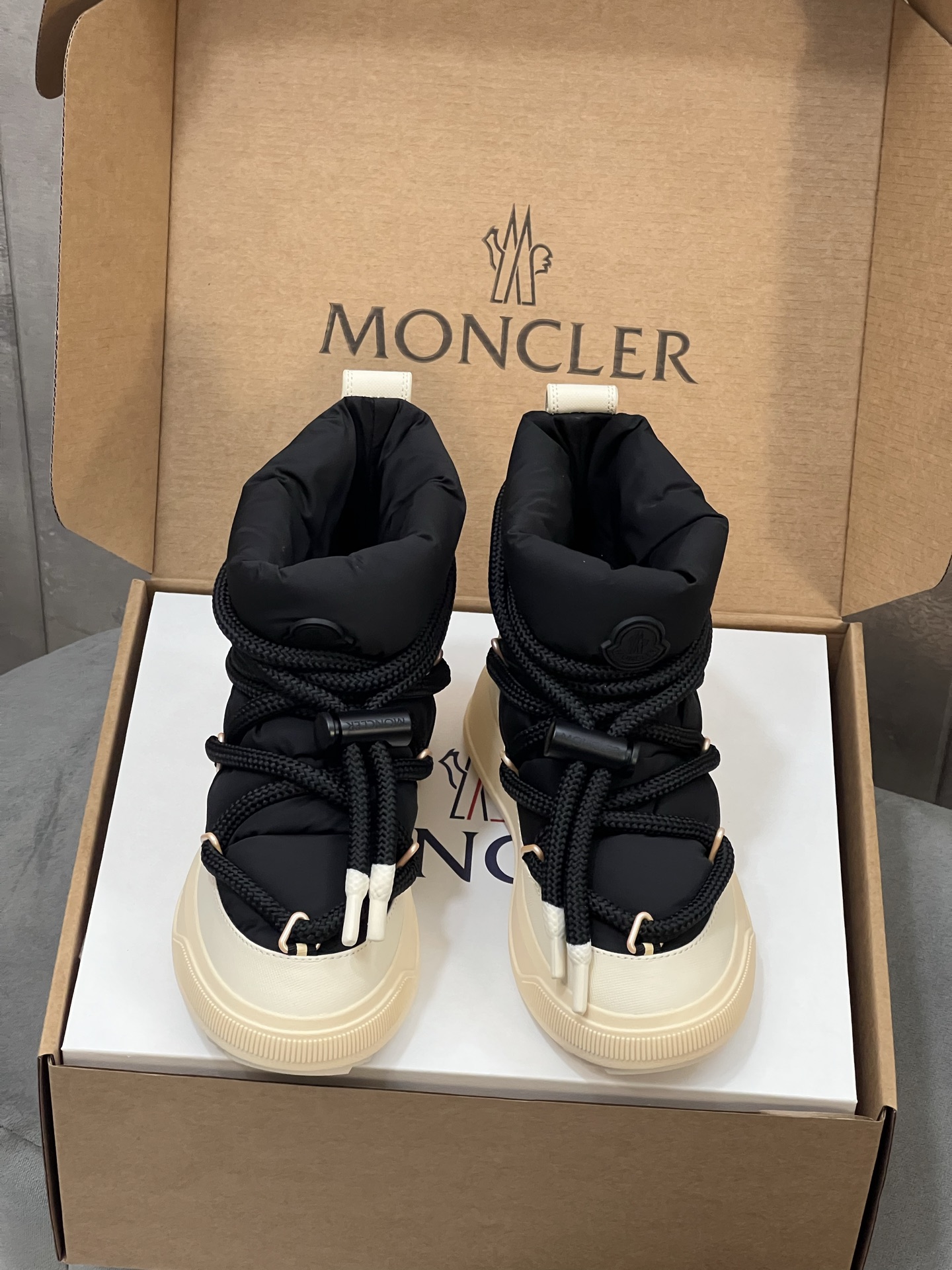 NO:593040,Top version for men, same as for men and women, Moncler/Mask F029, the latest thick-soled down warm strap short boots, snow boots for couples, snow boots for couples in autumn and winter. The perfect fusion of luxury and functionality. Walking down jacket: waterproof nylon + duck down lining, can walk in the snow even at -10℃. Industrial style aesthetics: thick rope laces + contrasting colors, full of functionality. Low-key luxury: embossed logo on the heel, people who understand will understand.  Applicable scenarios: Winter outdoor skiing, snow hiking, daily wear in the city with coats, down jackets and other winter clothing, easy to create a fashionable look. Fabric is waterproof coated ski cloth with duck down filling lining. TPU combination anti-slip outsole. Wear-resistant diamond pattern upper, original molded hardware buckle. Size 35-45 (customized for women 40 and men 45), snow boots, Moncler, boots, down jacket19860909男码顶级版本 男女同款 Moncler/蒙口F029 秋冬最新款厚底羽绒保暖绑带短靴雪地靴情侣雪地靴 奢华与功能的完美融合 行走的羽绒服:防水尼龙+鸭绒内里,-10℃也能暴走雪地 工业风美学:粗绳鞋带+撞色,机能感拉满 低调奢华:后跟Logo压印,懂的人自然懂 适用场景:冬季户外滑雪、雪地徒步,城市日常搭配大衣、羽绒服等冬季服饰,轻松打造时尚造型 面料防水涂层滑雪布 内里含鸭绒填充内里  大底TPU组合防滑底 耐磨钻石纹鞋帮,原版开模五金扣 码数35-45（女40.男45定做）,雪地靴,Moncler,boots,down jacket,Women's Shoes