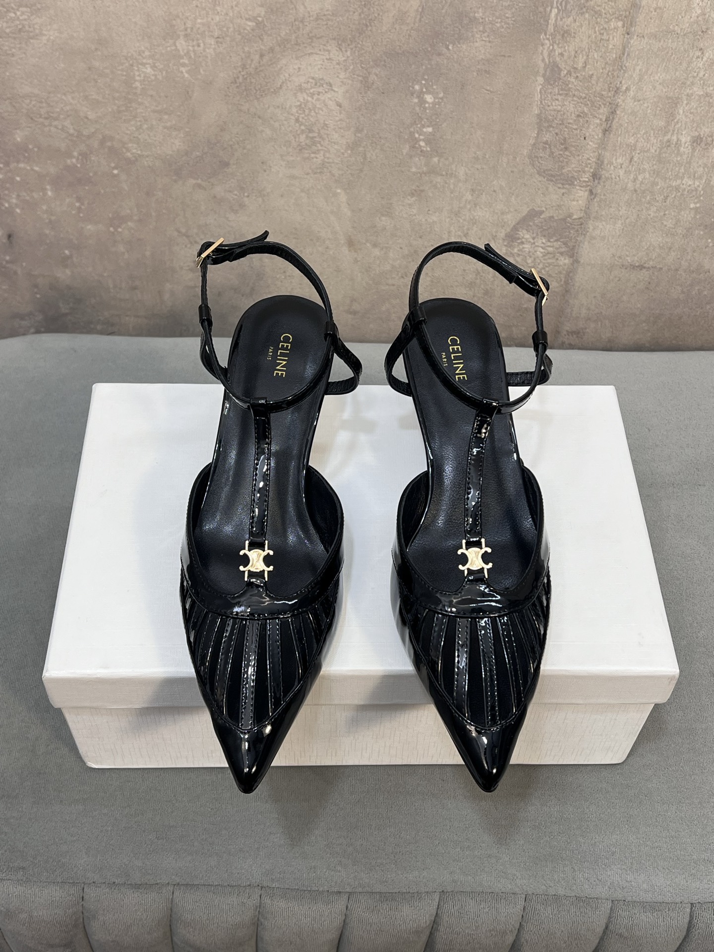 Женские черные лаковые босоножки Celine
