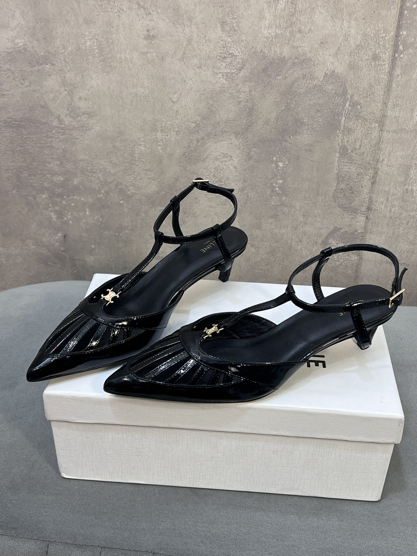 Женские черные лаковые босоножки Celine