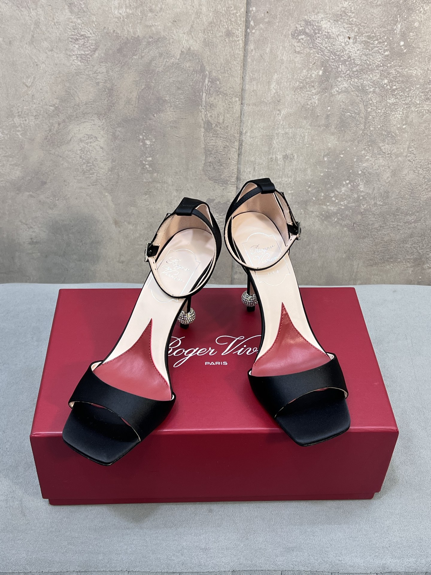 NO:817036,Roger Vivi* RV's new high-heeled sandals Virgule diamond buckle high heels with back straps and sandals are a must-have for RV. She looks so beautiful on her feet, right? RV's new kitten heel series, satin surface with exquisite square diamond buckle, super elegant, so beautiful that it combines sexy and cuteness. I have to say that his family is very good at exquisiteness. Original custom-made leather sole. Material: custom-made original silk. Foot pads are lined with imported sheepskin.  Size 35-41 (40.41 customized), high heels and sandals, roger vivor, sandals, high heels, sheepskin, real silk, silk fabric19860909Roger Vivi* RV新品高跟凉鞋 Virgule钻扣高跟鞋后袢带凉拖 RV必入款 她上脚也太美了吧 Rv新款小猫跟系列 绸缎面搭配精致方钻扣 超有气质 美到犯规 集性感与可爱于一体不得不说他家太会拿捏精致感了 鞋底原版定制真皮底 材质:定制原版真丝 垫脚进口羊皮内里 码数35-41码（40.41定制）,高跟鞋凉鞋,roger vivier,sandals,high heels,sheepskin,real silk,silk fabric,Women's Shoes