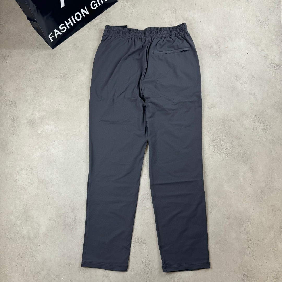 💰110
可隆 KOLON SPORT 春秋高弹窄口九分裤
采用超弹面料，具备良好的透气性和运动自由优良的户外登山四面弹 休闲裤，简洁的造型非常大气、轻便/高弹力/吸湿/排汗！
 日常上班 户外运动都可以穿。裁剪采用立体三维裁剪使每个部位都更加的合体舒适。
颜色：黑色 卡其  藏青  深灰色
尺码：S-XXL
尺码   腰围     臀围      裤长
 S      68-76      100       95
 M     76-84      106       97
 L      84-92      112       99
XL     92-100    120      101
XXL  100-108   124.5  102
(数据均为手工测量，存在稍许误差)